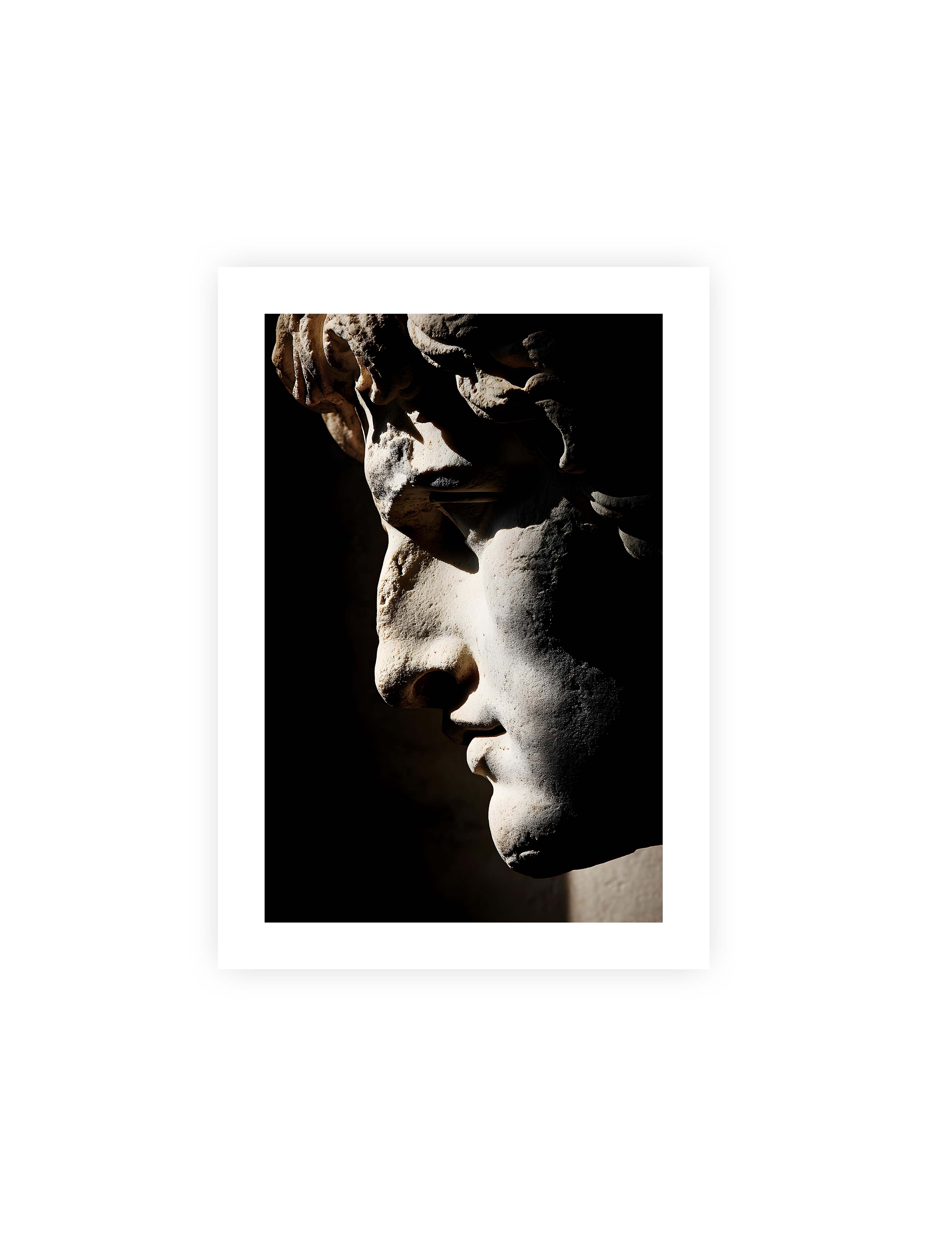 21x30 cm mit weißem Galerie-Rand ohne Rahmen – Profil einer klassischen Marmorskulptur, halb im Schatten, mit starkem gerichteten Licht auf der Steinoberfläche.