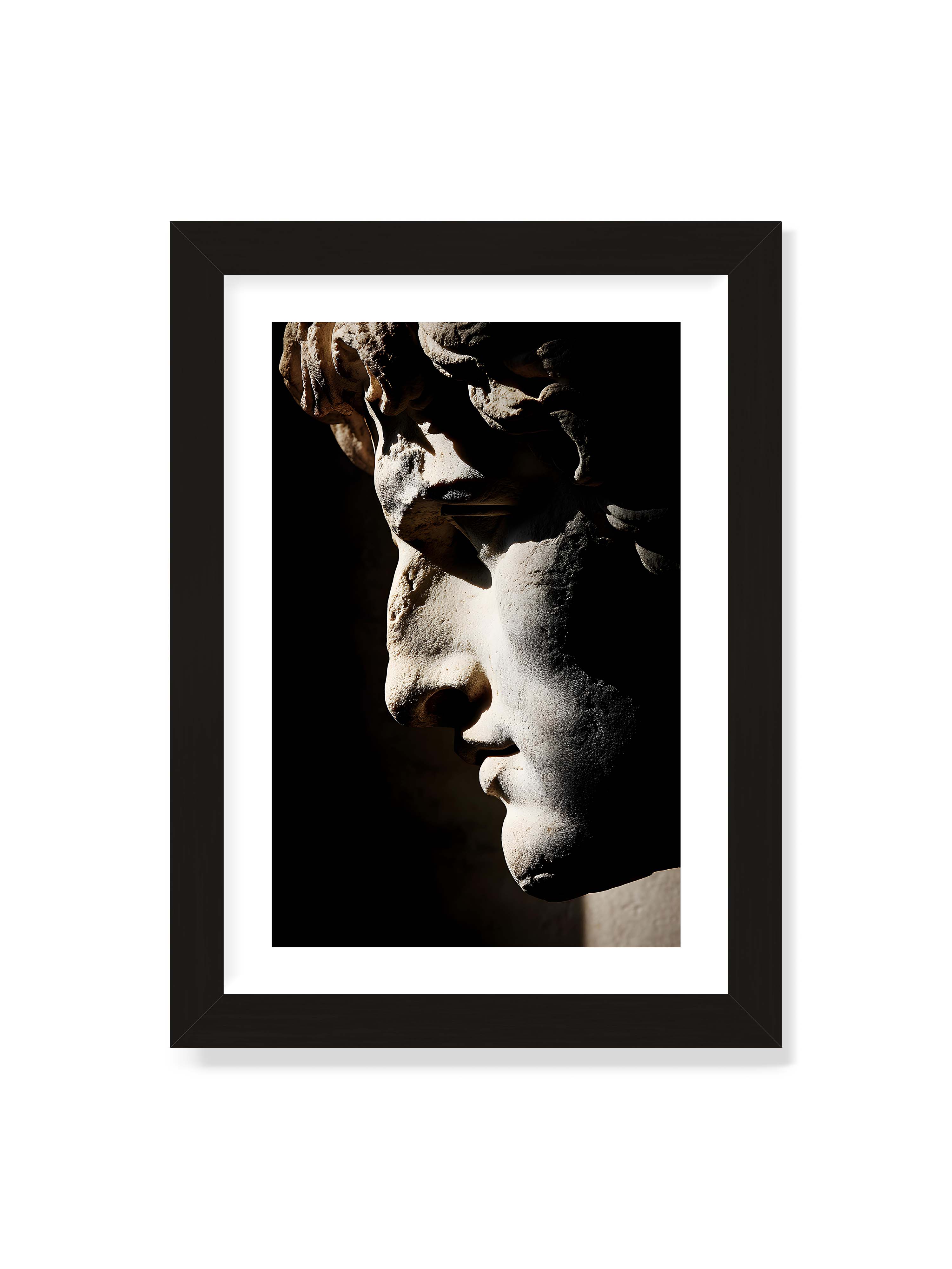 21x30 cm mit weißem Galerie-Rand mit schwarzem Rahmen – Profil einer klassischen Marmorskulptur, halb im Schatten, mit starkem gerichteten Licht auf der Steinoberfläche.