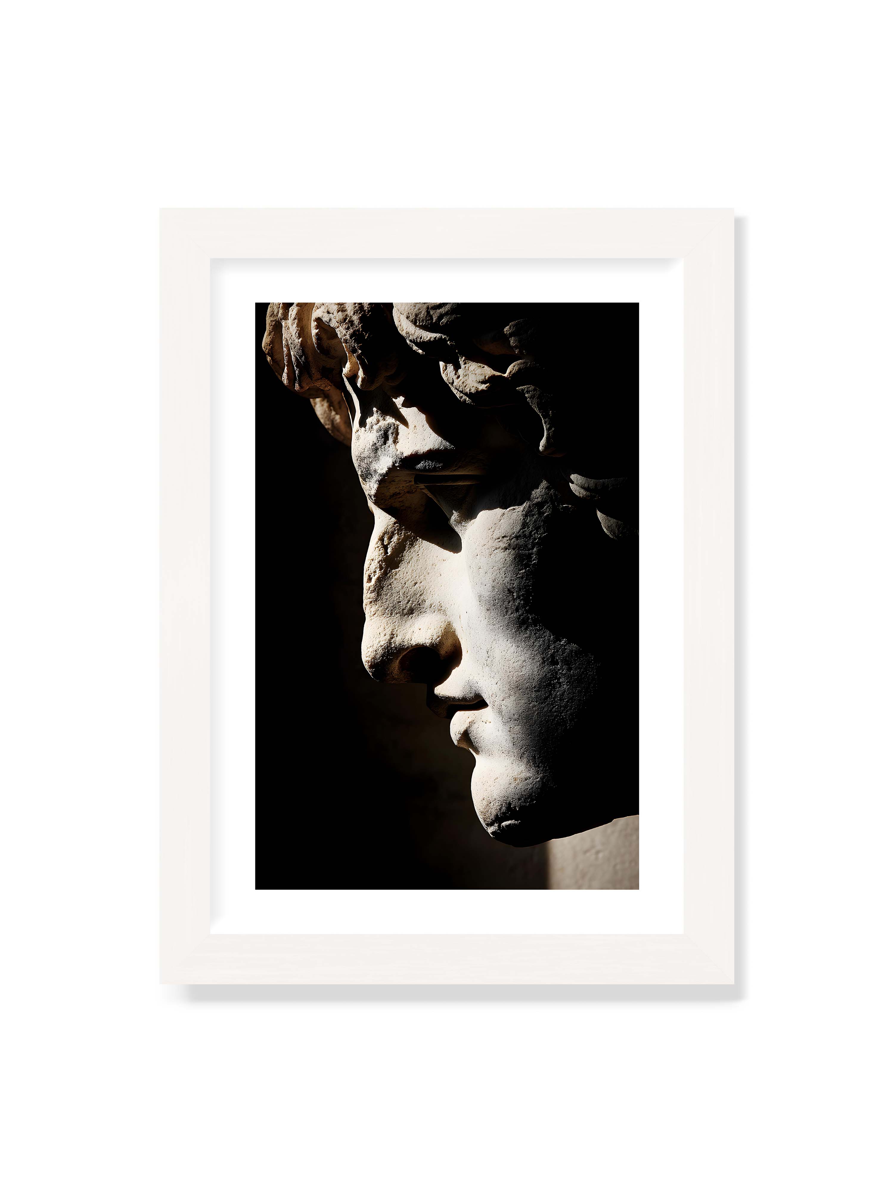 21x30 cm mit weißem Galerie-Rand mit weißem Rahmen – Profil einer klassischen Marmorskulptur, halb im Schatten, mit starkem gerichteten Licht auf der Steinoberfläche.
