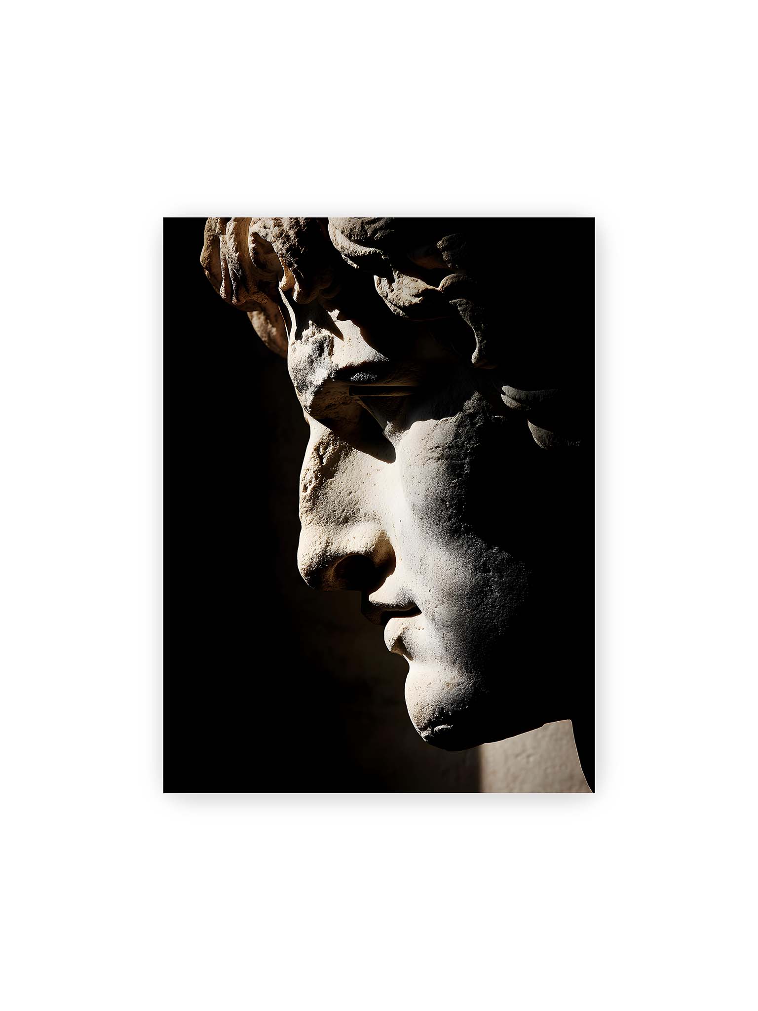30x40 cm – Profil einer klassischen Marmorskulptur, halb im Schatten, mit starkem gerichteten Licht auf der Steinoberfläche.
