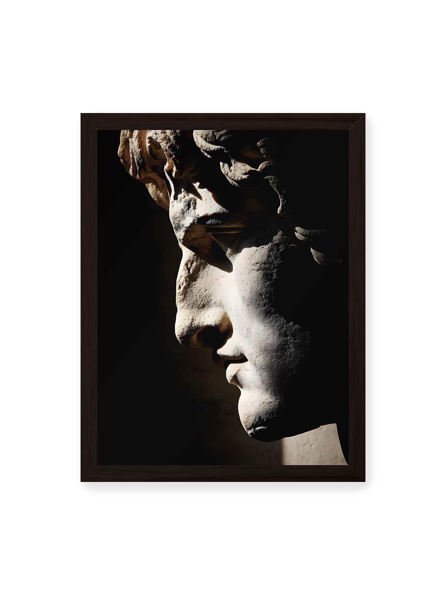 30x40 cm, schwarzer Rahmen – Profil einer klassischen Marmorskulptur, halb im Schatten, mit starkem gerichteten Licht auf der Steinoberfläche.