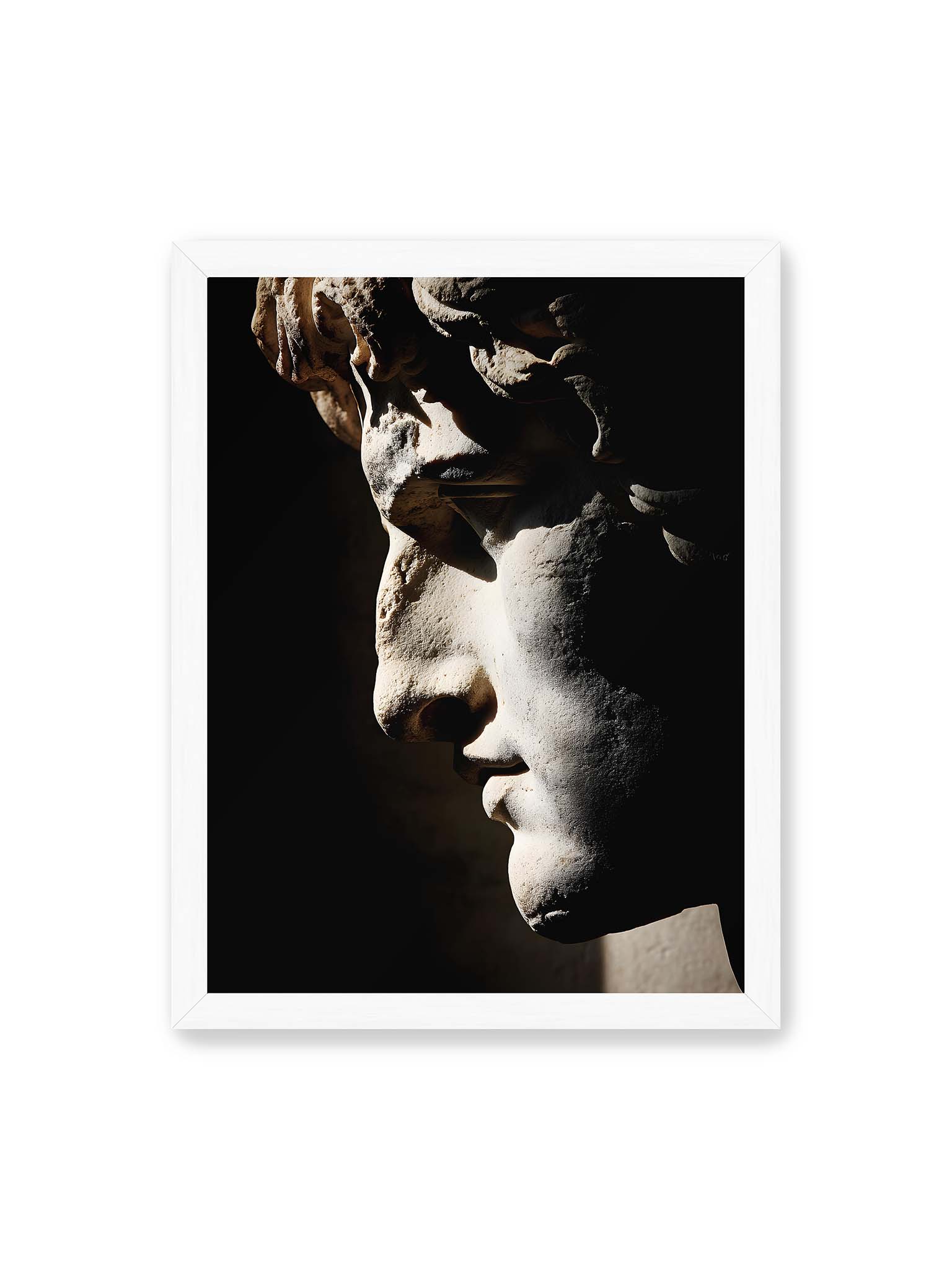 30x40 cm, weißer Rahmen – Profil einer klassischen Marmorskulptur, halb im Schatten, mit starkem gerichteten Licht auf der Steinoberfläche.