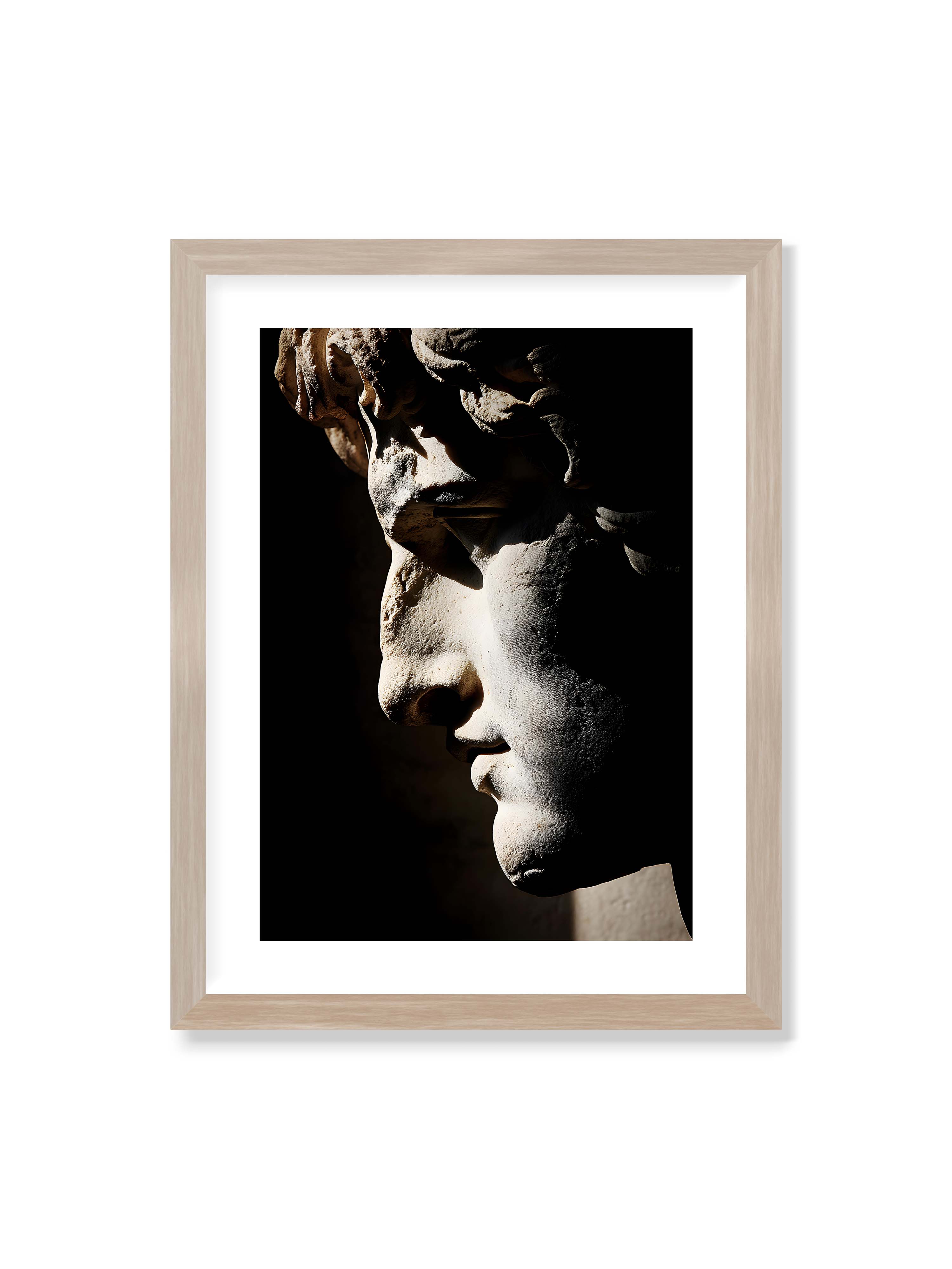 30x40 cm mit weißem Galerie-Rand im Eichenrahmen – Profil einer klassischen Marmorskulptur, halb im Schatten, mit starkem gerichteten Licht auf der Steinoberfläche.
