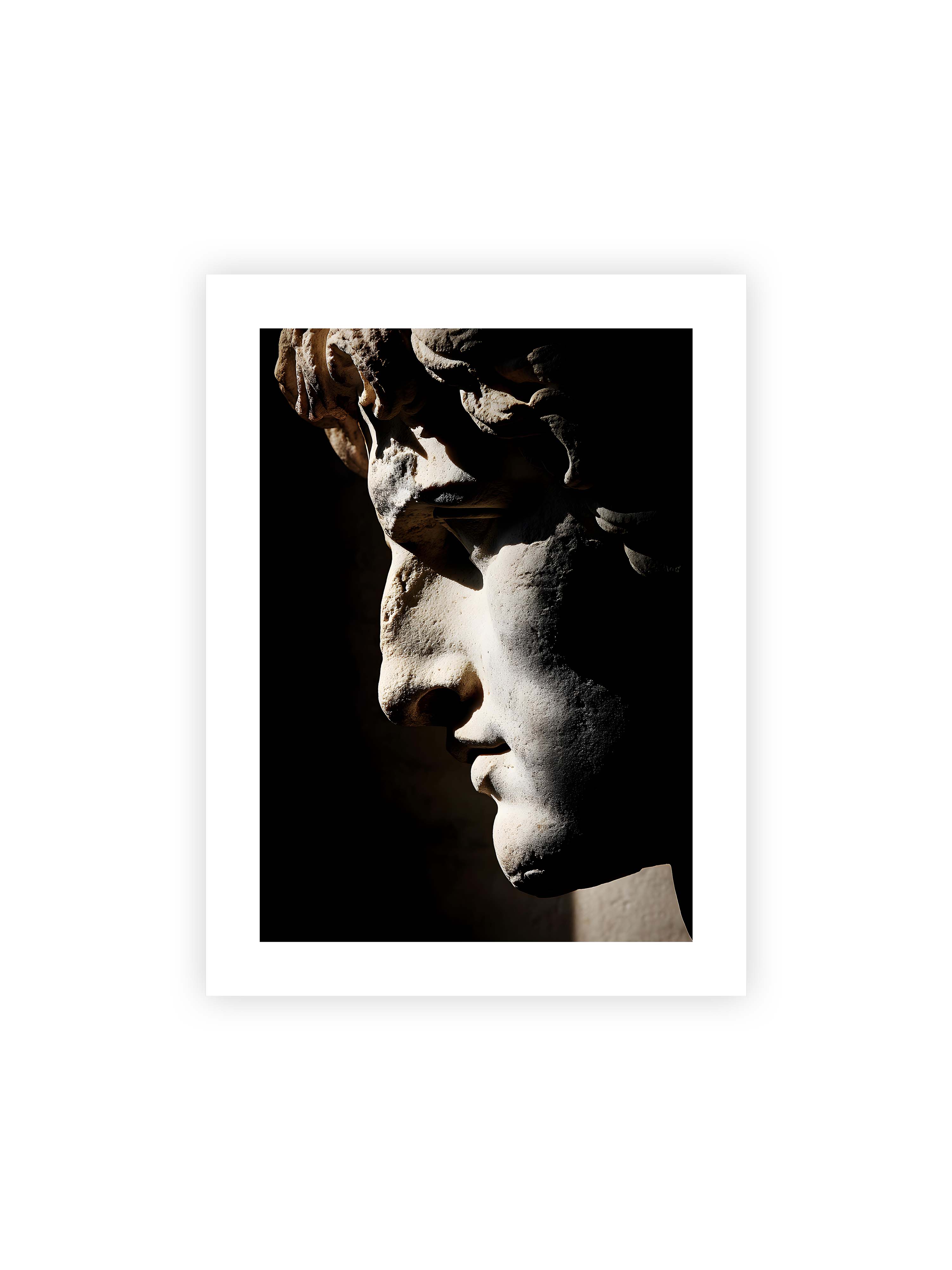 30x40 cm mit weißem Galerie-Rand ohne Rahmen – Profil einer klassischen Marmorskulptur, halb im Schatten, mit starkem gerichteten Licht auf der Steinoberfläche.