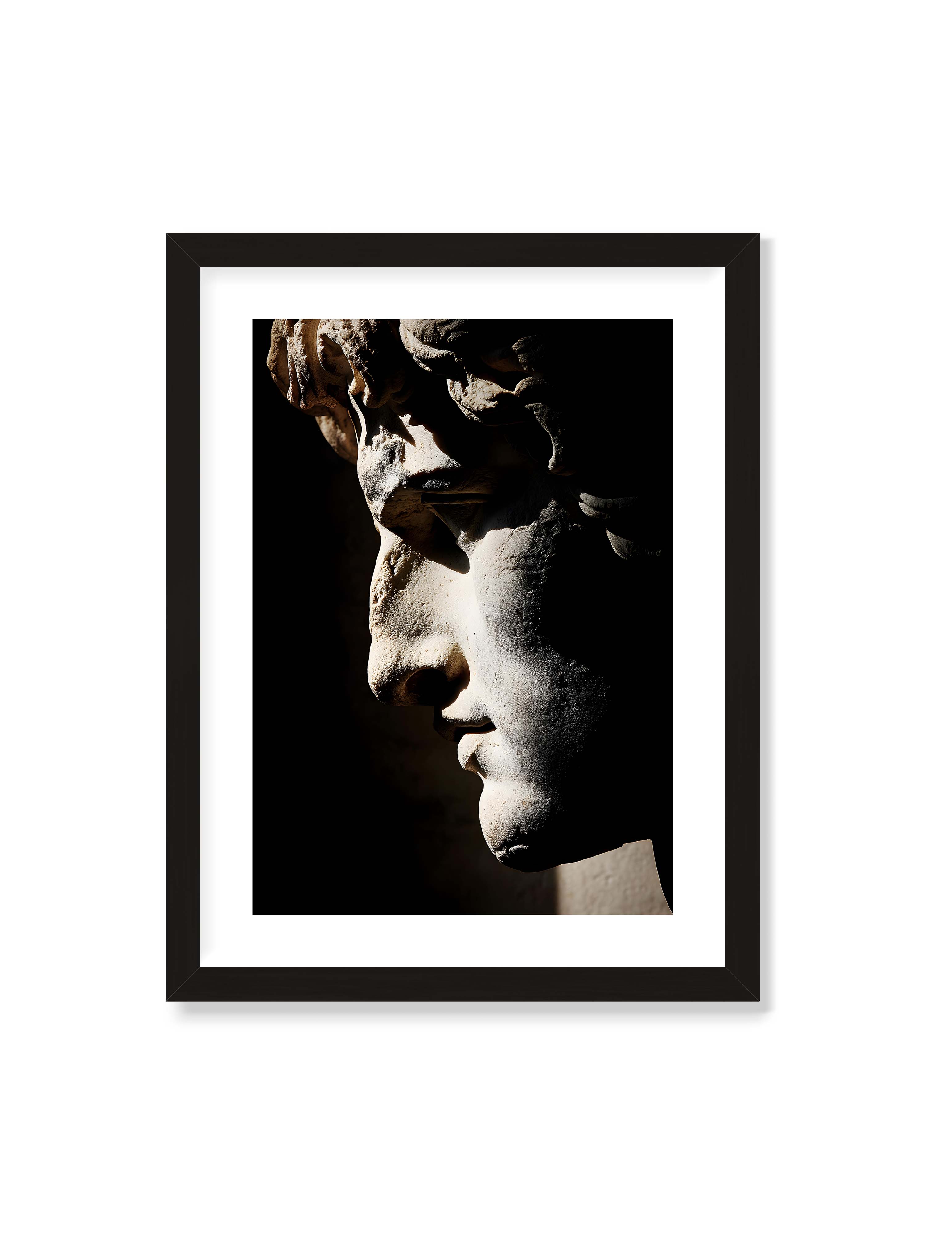 30x40 cm mit weißem Galerie-Rand mit schwarzem Rahmen – Profil einer klassischen Marmorskulptur, halb im Schatten, mit starkem gerichteten Licht auf der Steinoberfläche.