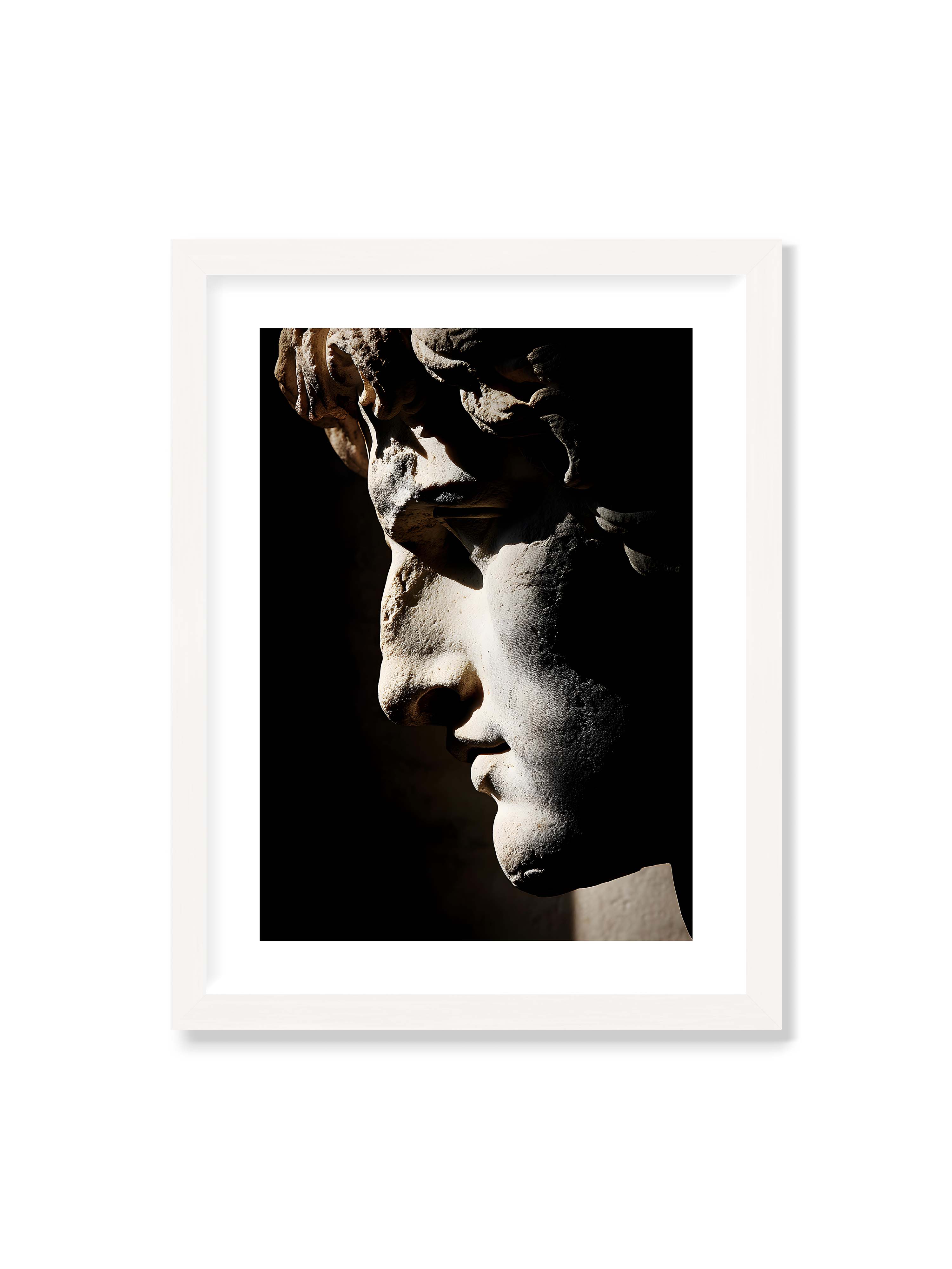30x40 cm mit weißem Galerie-Rand mit weißem Rahmen – Profil einer klassischen Marmorskulptur, halb im Schatten, mit starkem gerichteten Licht auf der Steinoberfläche.