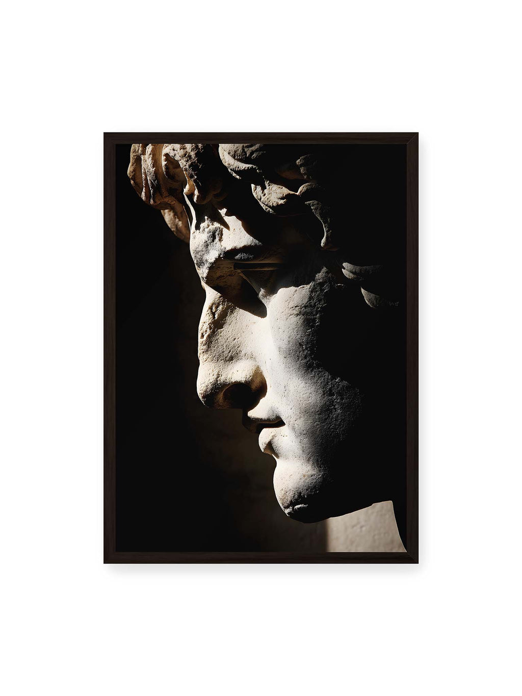 50x70 cm, schwarzer Rahmen – Profil einer klassischen Marmorskulptur, halb im Schatten, mit starkem gerichteten Licht auf der Steinoberfläche.