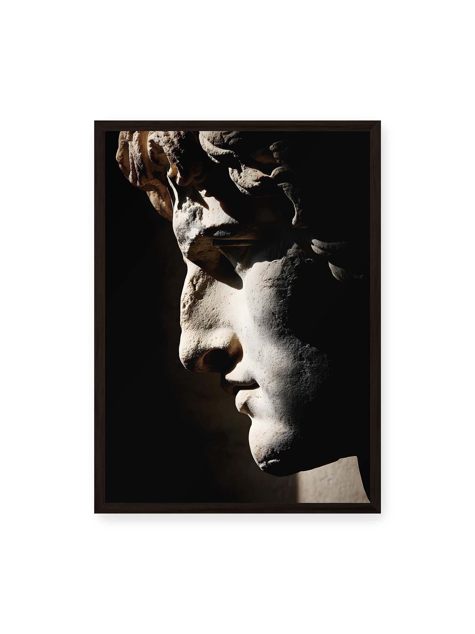 50x70 cm, schwarzer Rahmen – Profil einer klassischen Marmorskulptur, halb im Schatten, mit starkem gerichteten Licht auf der Steinoberfläche.