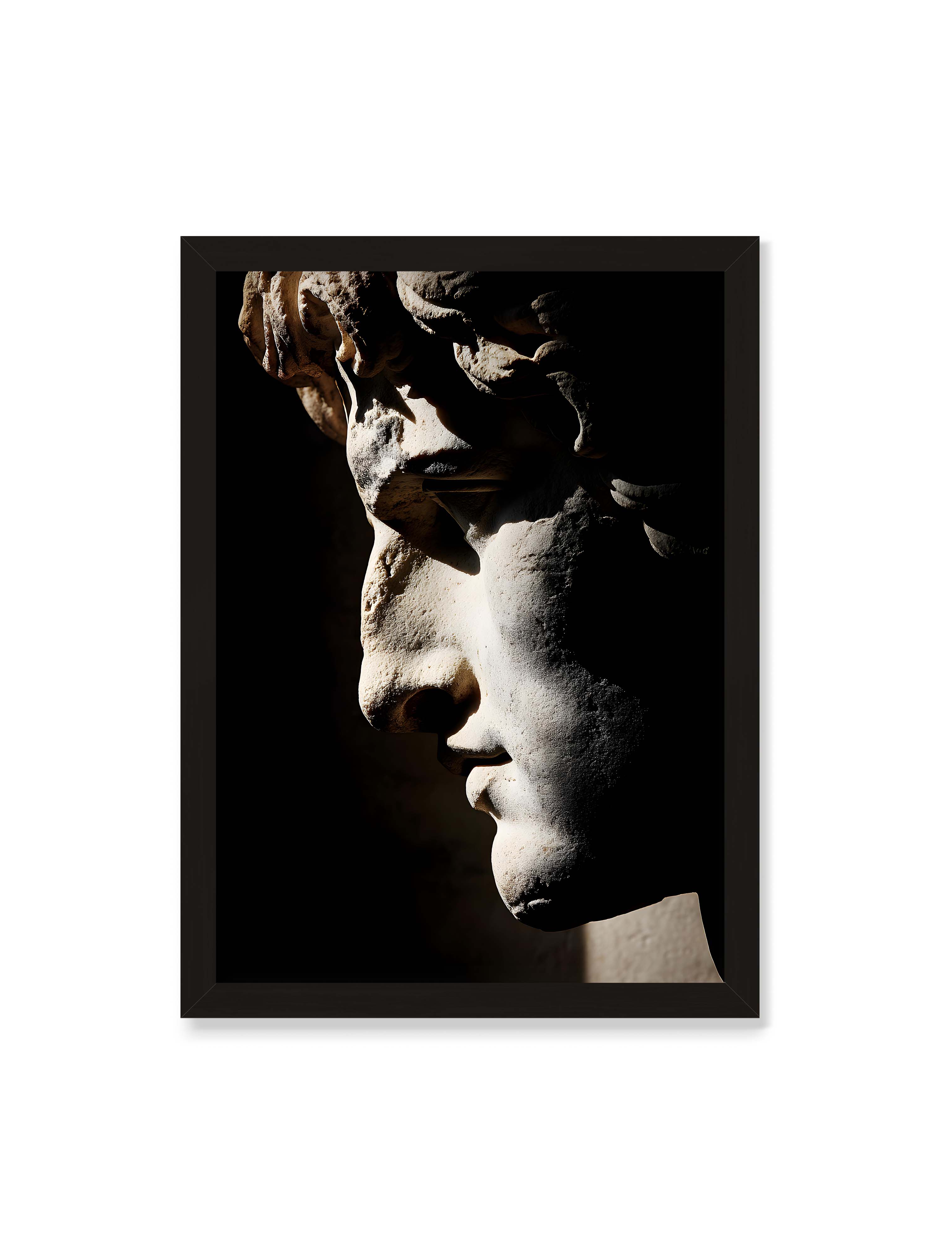 50x70 cm ohne Galerie-Rand mit schwarzem Rahmen – Profil einer klassischen Marmorskulptur, halb im Schatten, mit starkem gerichteten Licht auf der Steinoberfläche.