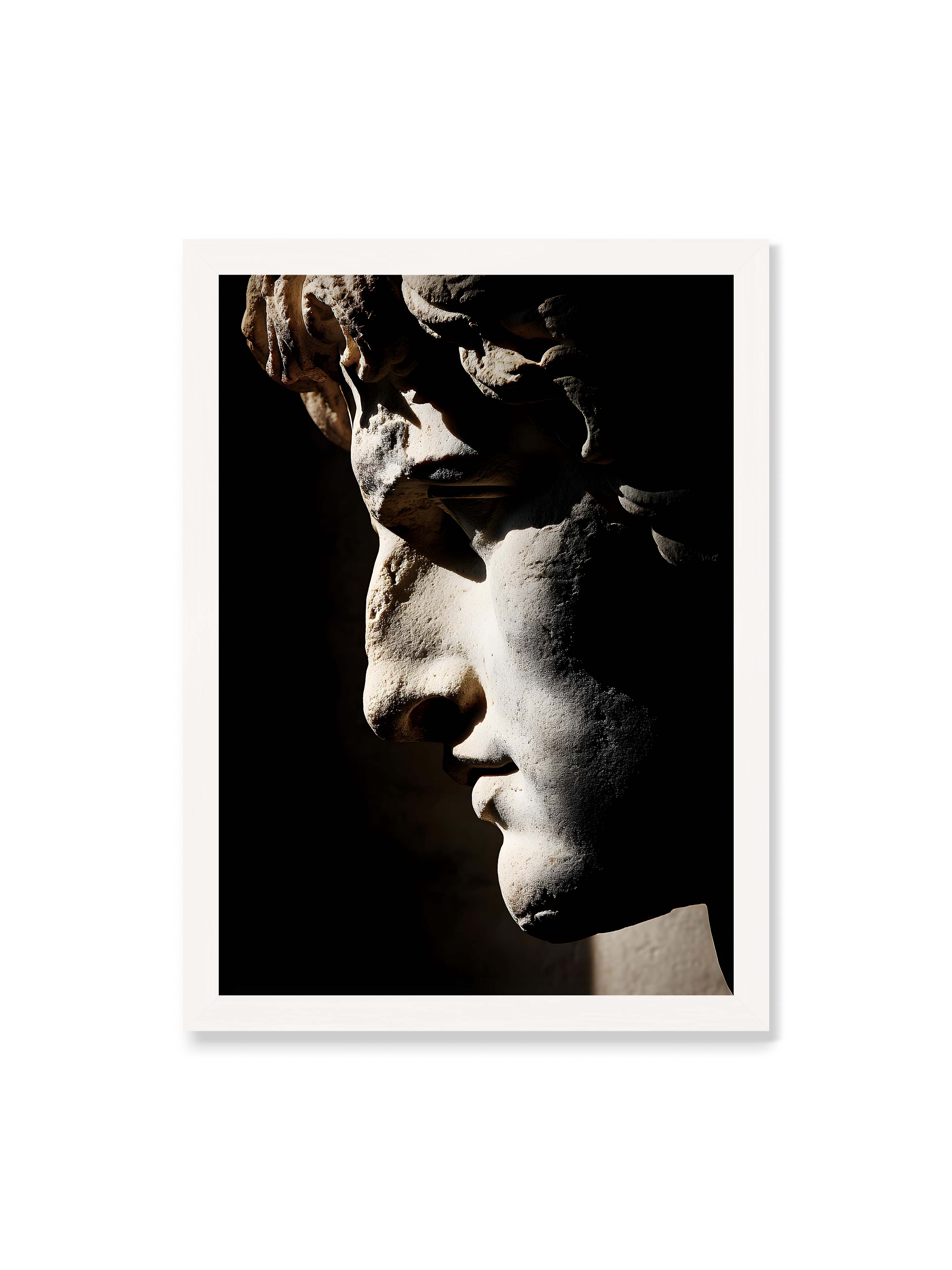 50x70 cm ohne Galerie-Rand mit weißem Rahmen – Profil einer klassischen Marmorskulptur, halb im Schatten, mit starkem gerichteten Licht auf der Steinoberfläche.