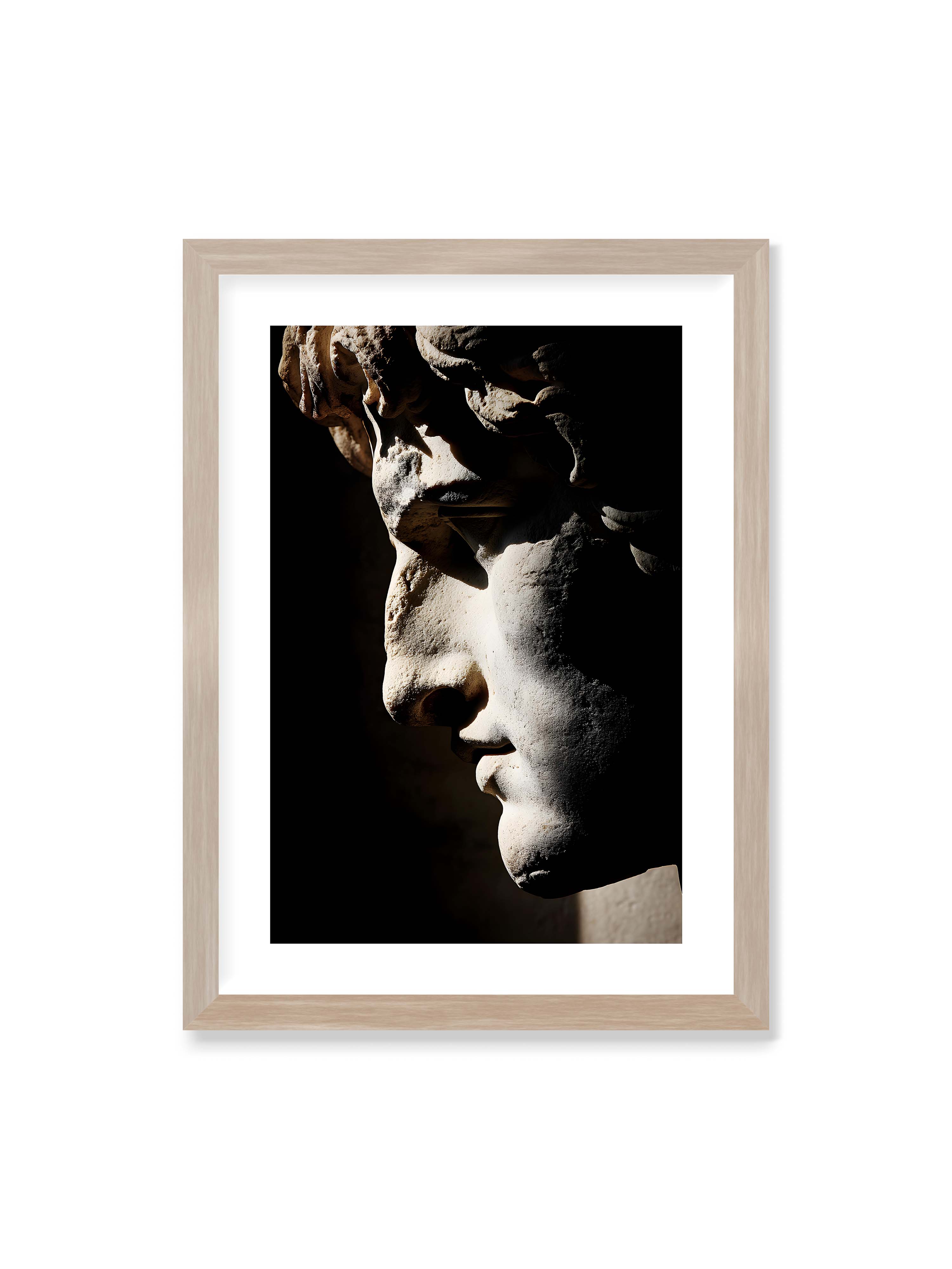 50x70 cm mit weißem Galerie-Rand im Eichenrahmen – Profil einer klassischen Marmorskulptur, halb im Schatten, mit starkem gerichteten Licht auf der Steinoberfläche.