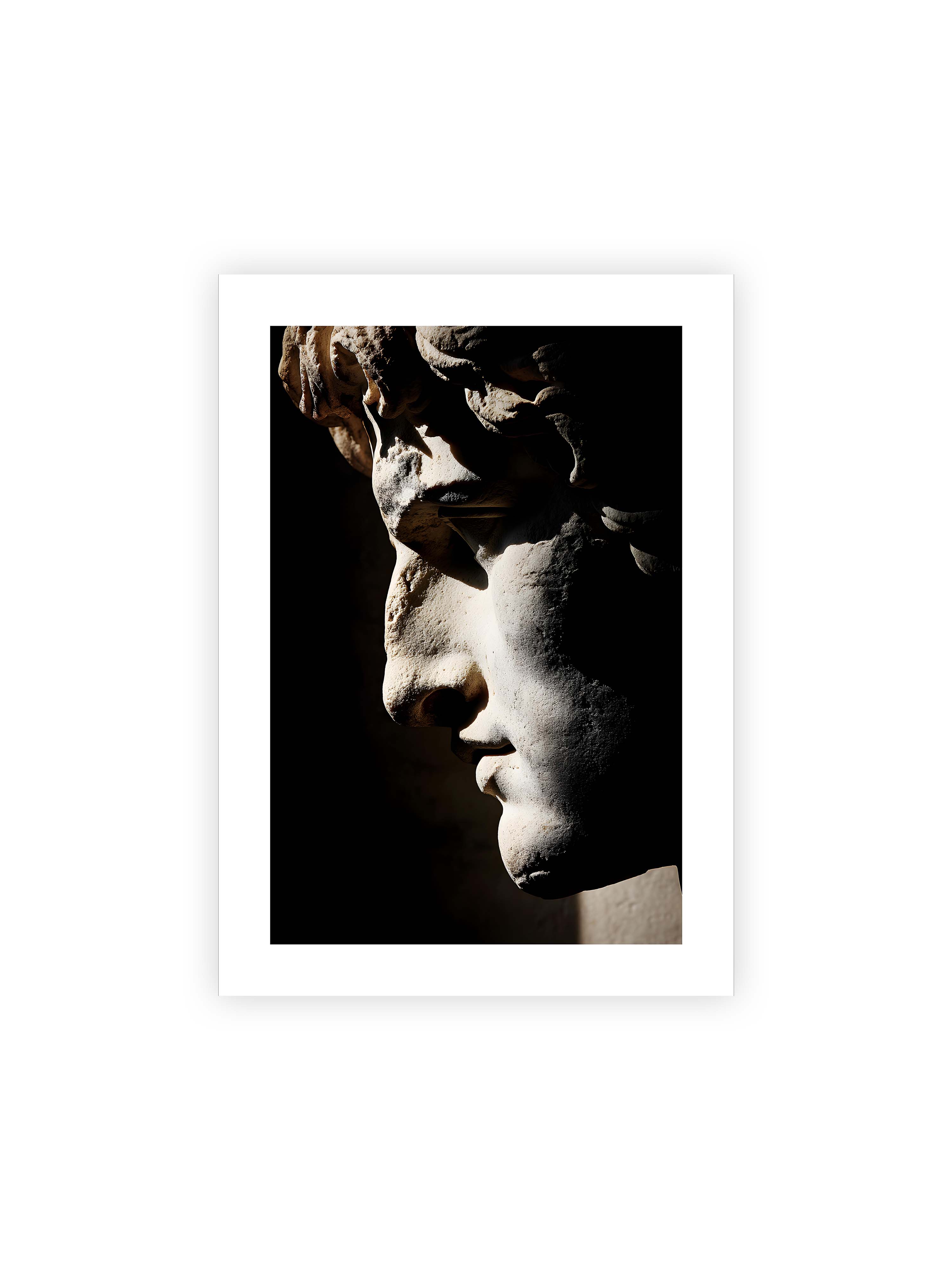 50x70 cm mit weißem Galerie-Rand ohne Rahmen – Profil einer klassischen Marmorskulptur, halb im Schatten, mit starkem gerichteten Licht auf der Steinoberfläche.