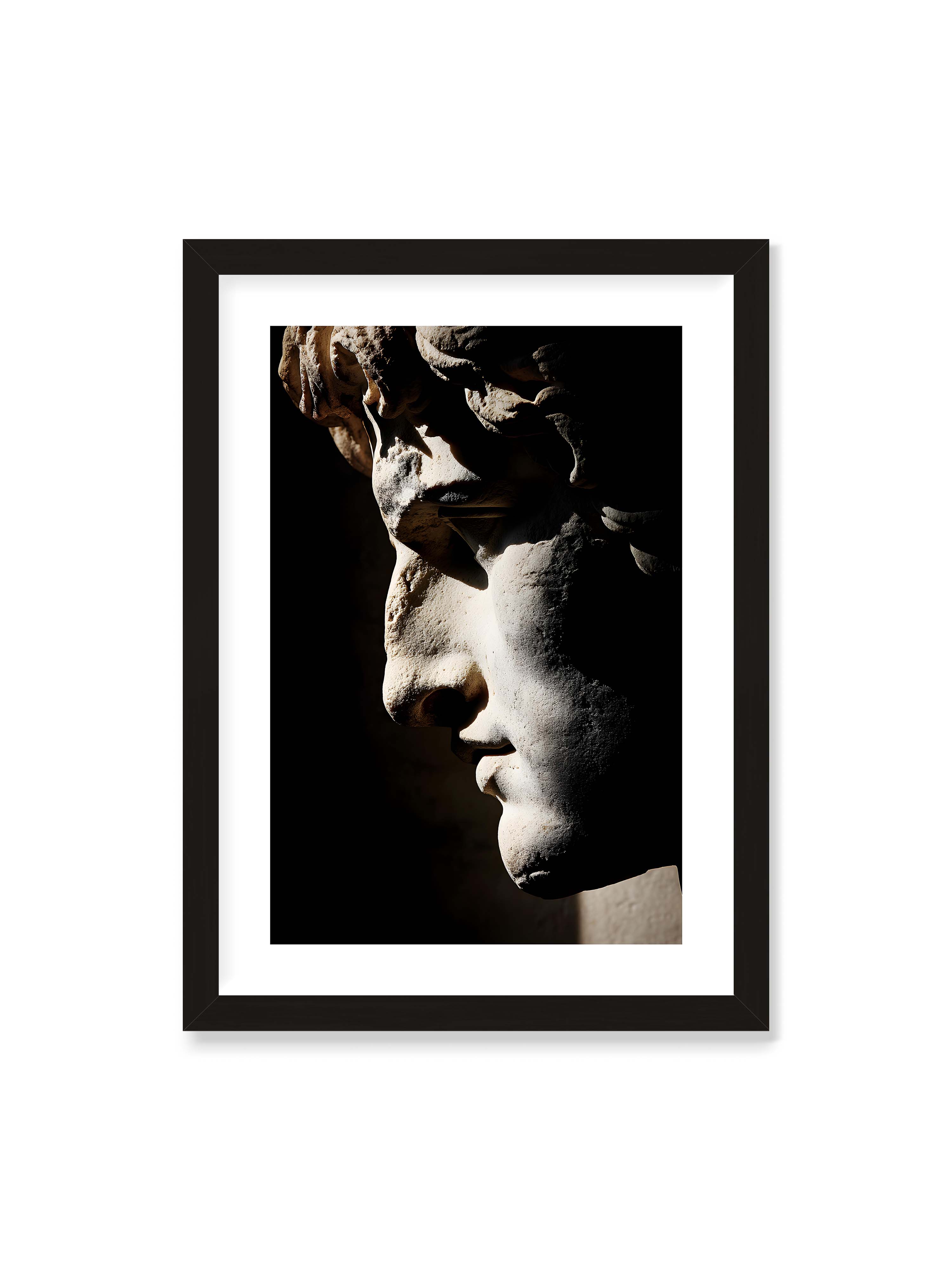 50x70 cm mit weißem Galerie-Rand mit schwarzem Rahmen – Profil einer klassischen Marmorskulptur, halb im Schatten, mit starkem gerichteten Licht auf der Steinoberfläche.
