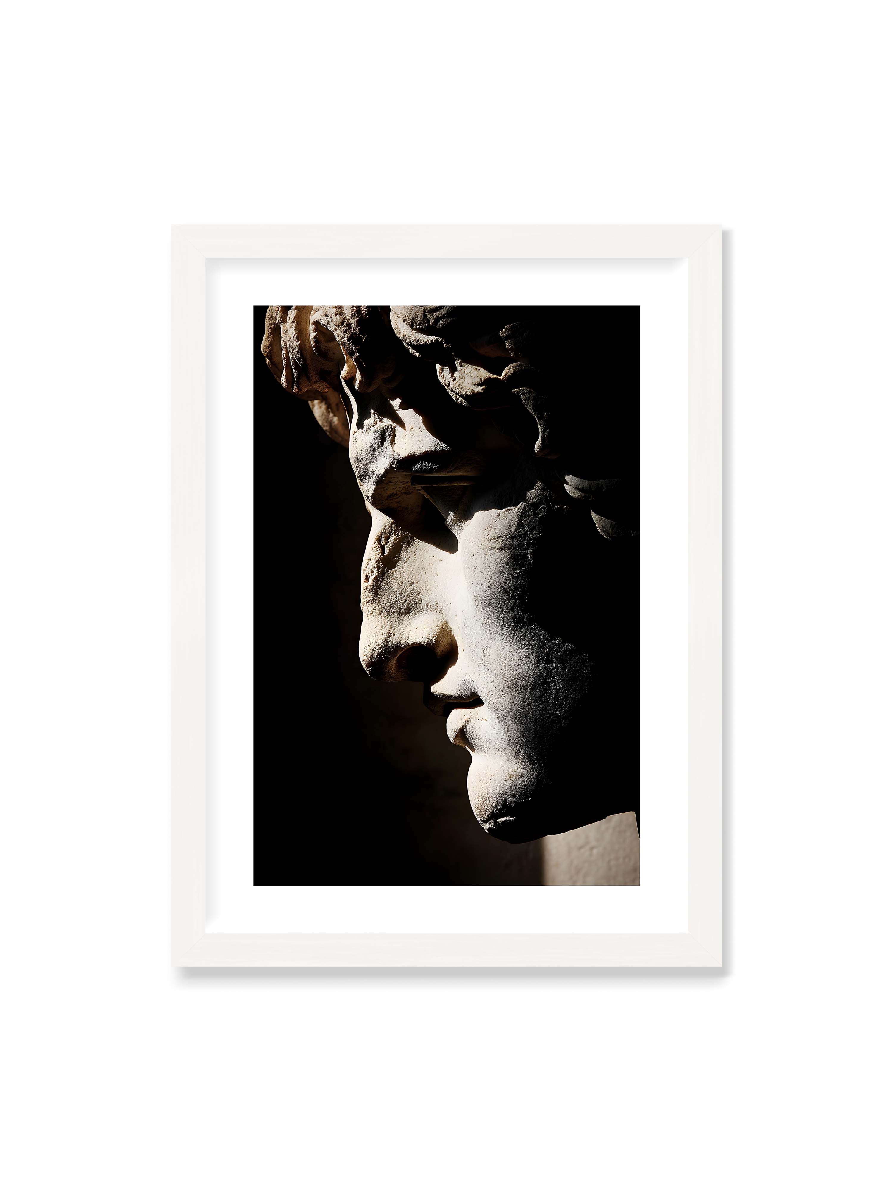50x70 cm mit weißem Galerie-Rand mit weißem Rahmen – Profil einer klassischen Marmorskulptur, halb im Schatten, mit starkem gerichteten Licht auf der Steinoberfläche.