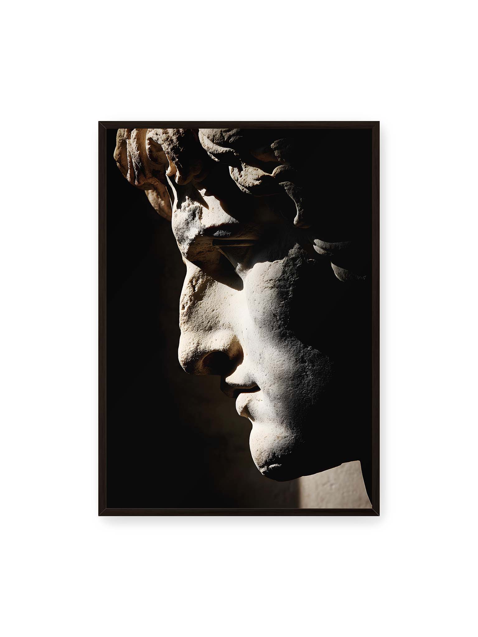 70x100 cm, schwarzer Rahmen – Profil einer klassischen Marmorskulptur, halb im Schatten, mit starkem gerichteten Licht auf der Steinoberfläche.