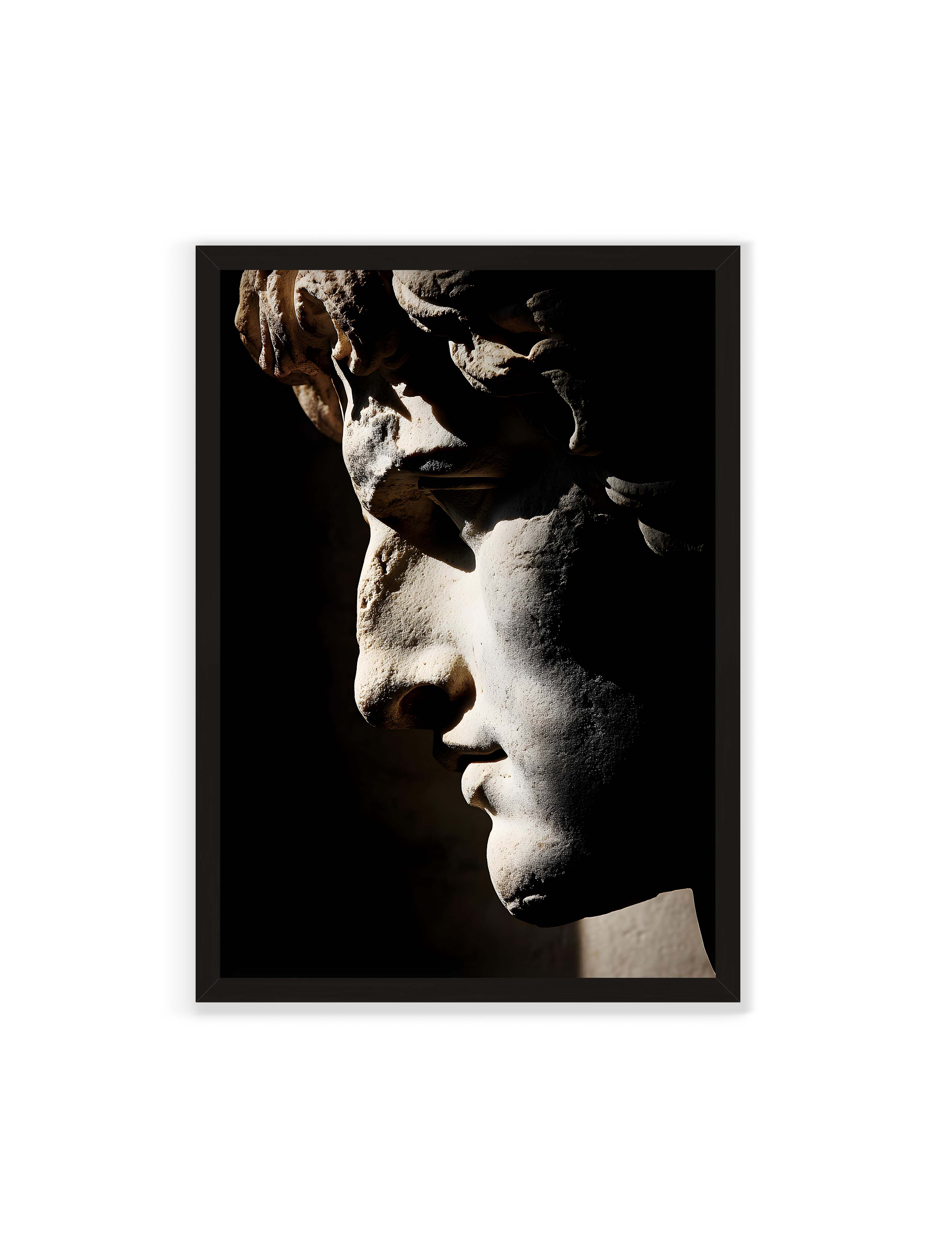70x100 cm ohne Galerie-Rand mit schwarzem Rahmen – Profil einer klassischen Marmorskulptur, halb im Schatten, mit starkem gerichteten Licht auf der Steinoberfläche.
