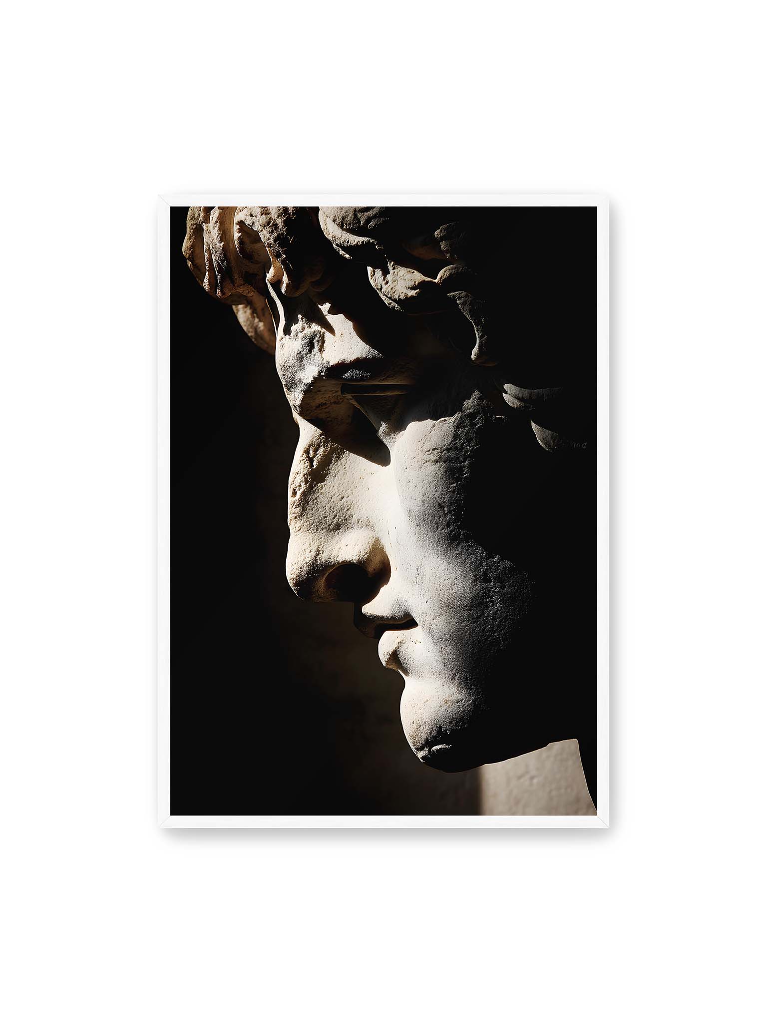 70x100 cm, weißer Rahmen – Profil einer klassischen Marmorskulptur, halb im Schatten, mit starkem gerichteten Licht auf der Steinoberfläche.