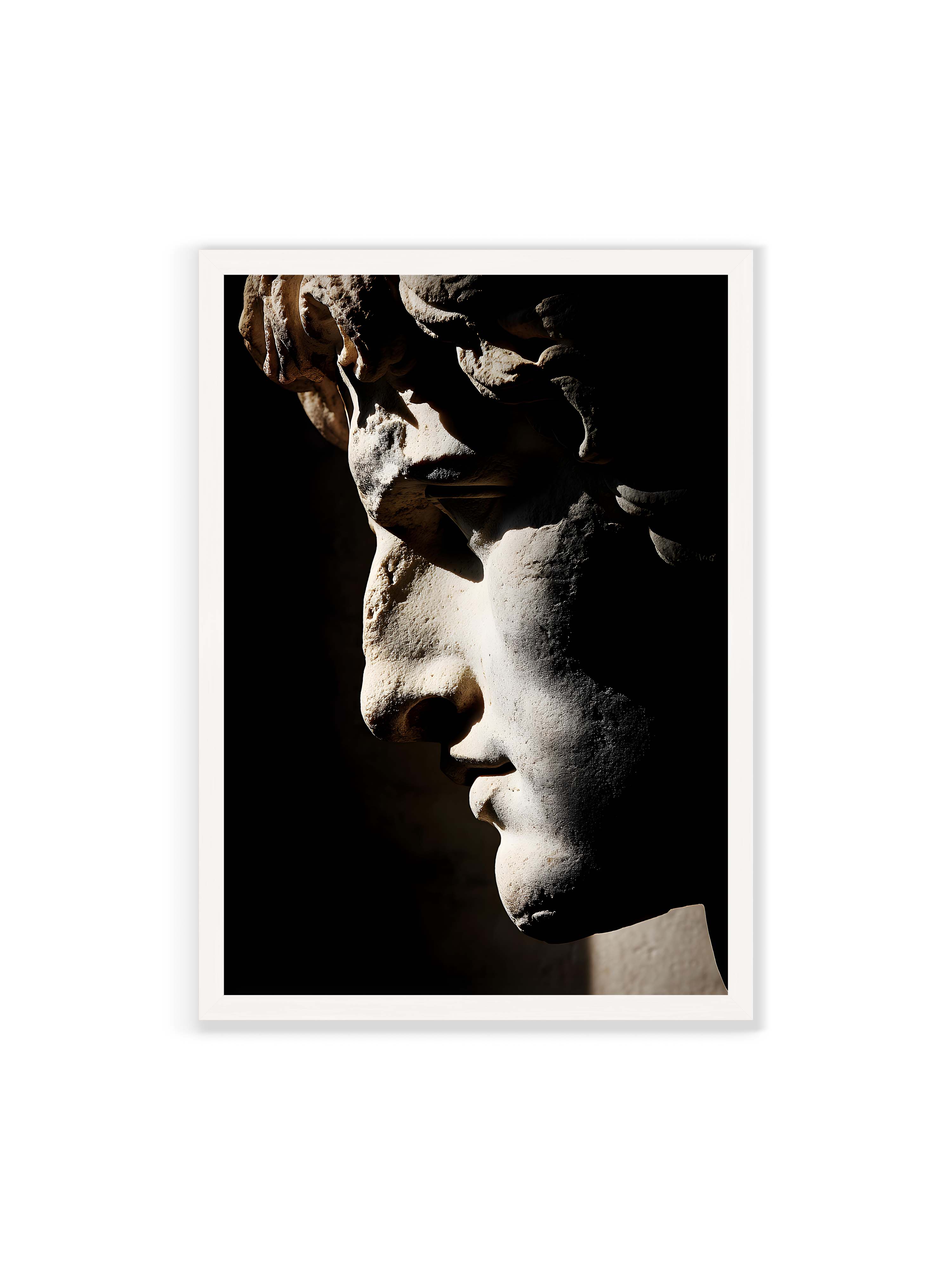 70x100 cm ohne Galerie-Rand mit weißem Rahmen – Profil einer klassischen Marmorskulptur, halb im Schatten, mit starkem gerichteten Licht auf der Steinoberfläche.