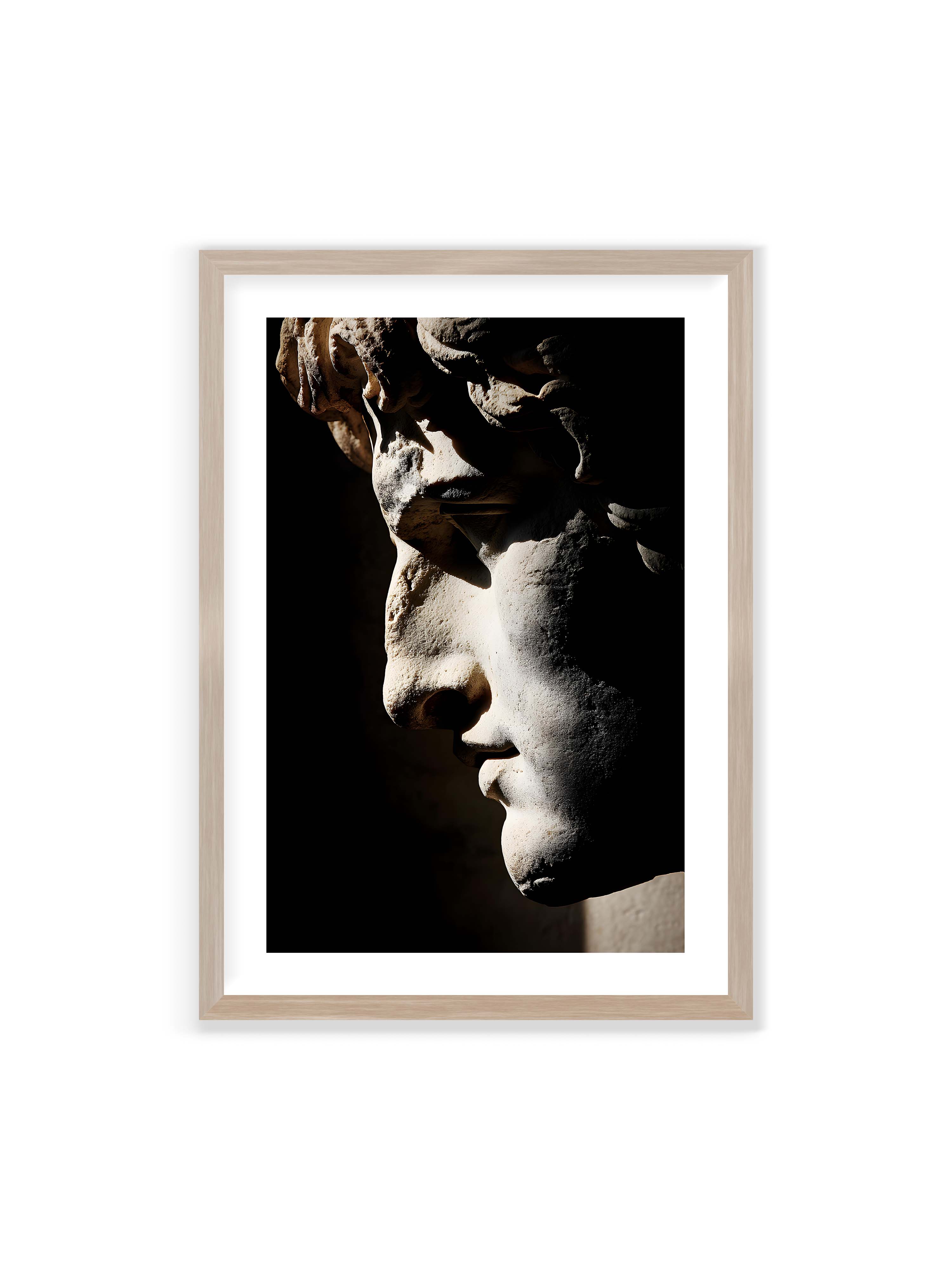 70x100 cm mit weißem Galerie-Rand im Eichenrahmen – Profil einer klassischen Marmorskulptur, halb im Schatten, mit starkem gerichteten Licht auf der Steinoberfläche.