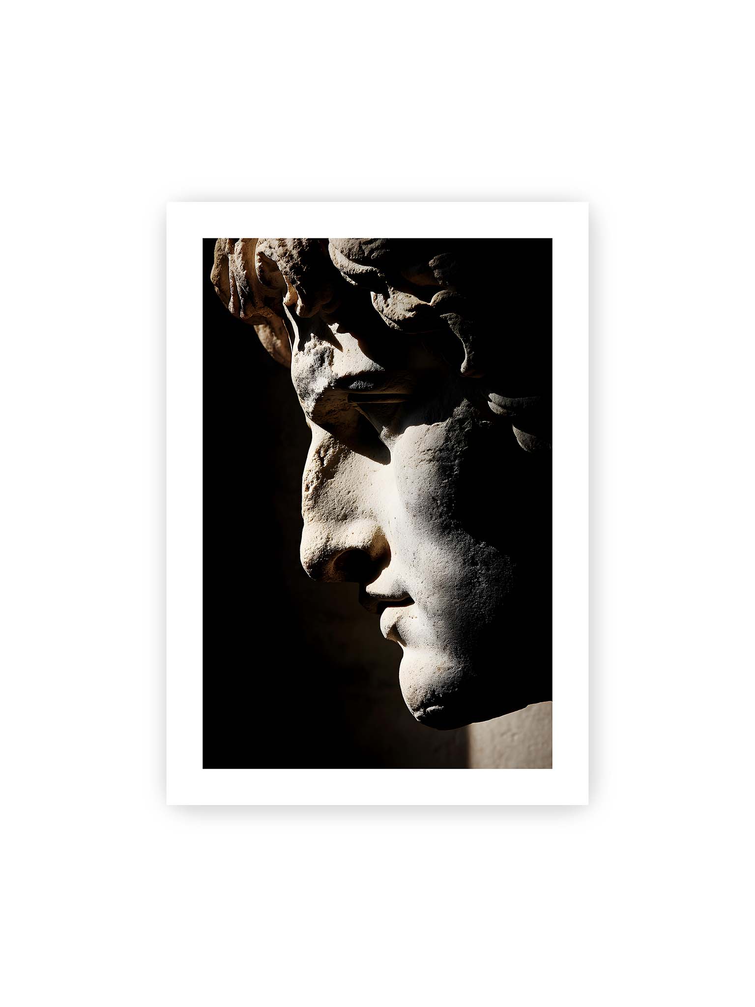 70x100 cm, weißer Galerie-Rand – Profil einer klassischen Marmorskulptur, halb im Schatten, mit starkem gerichteten Licht auf der Steinoberfläche.