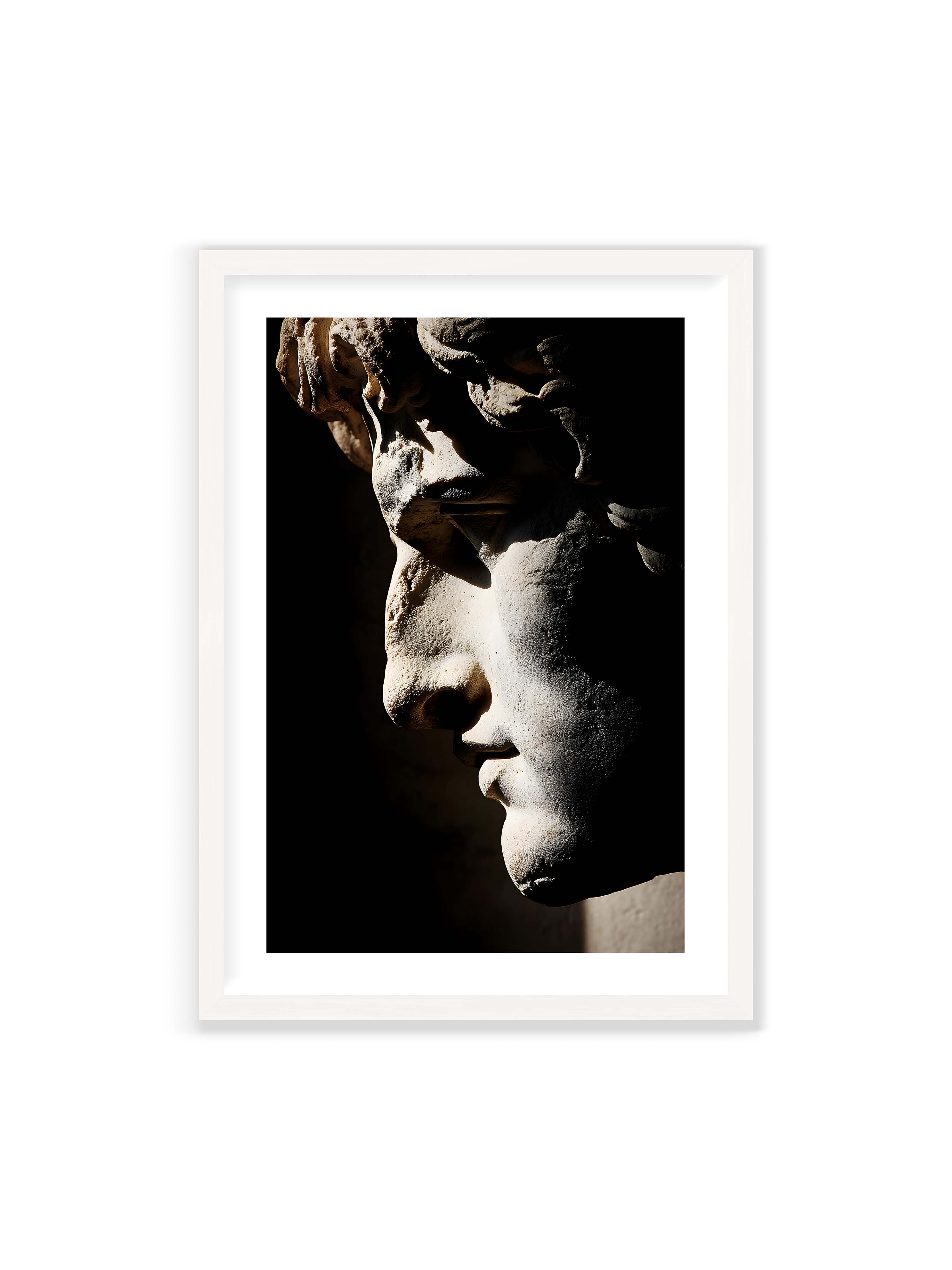 70x100 cm mit weißem Galerie-Rand mit weißem Rahmen – Profil einer klassischen Marmorskulptur, halb im Schatten, mit starkem gerichteten Licht auf der Steinoberfläche.