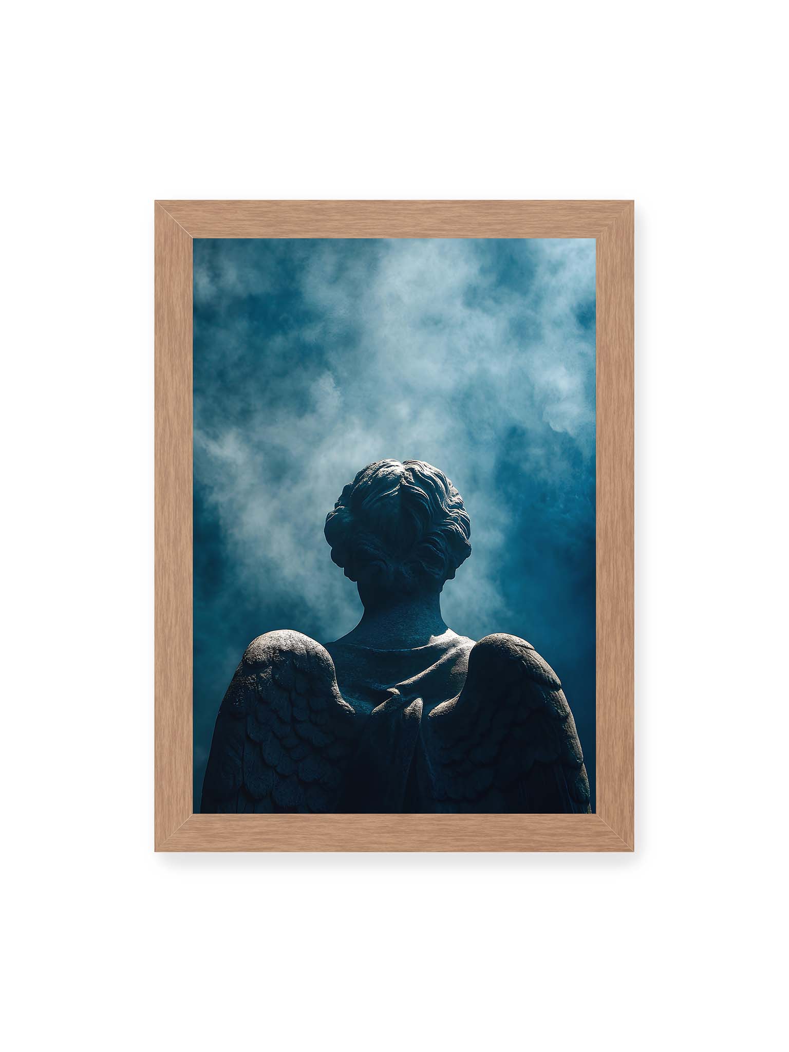 21x30 cm, Eichenrahmen – Rückansicht einer steinernen Engelsfigur mit ausgebreiteten Flügeln vor blauem Himmel und aufsteigendem Nebel.
