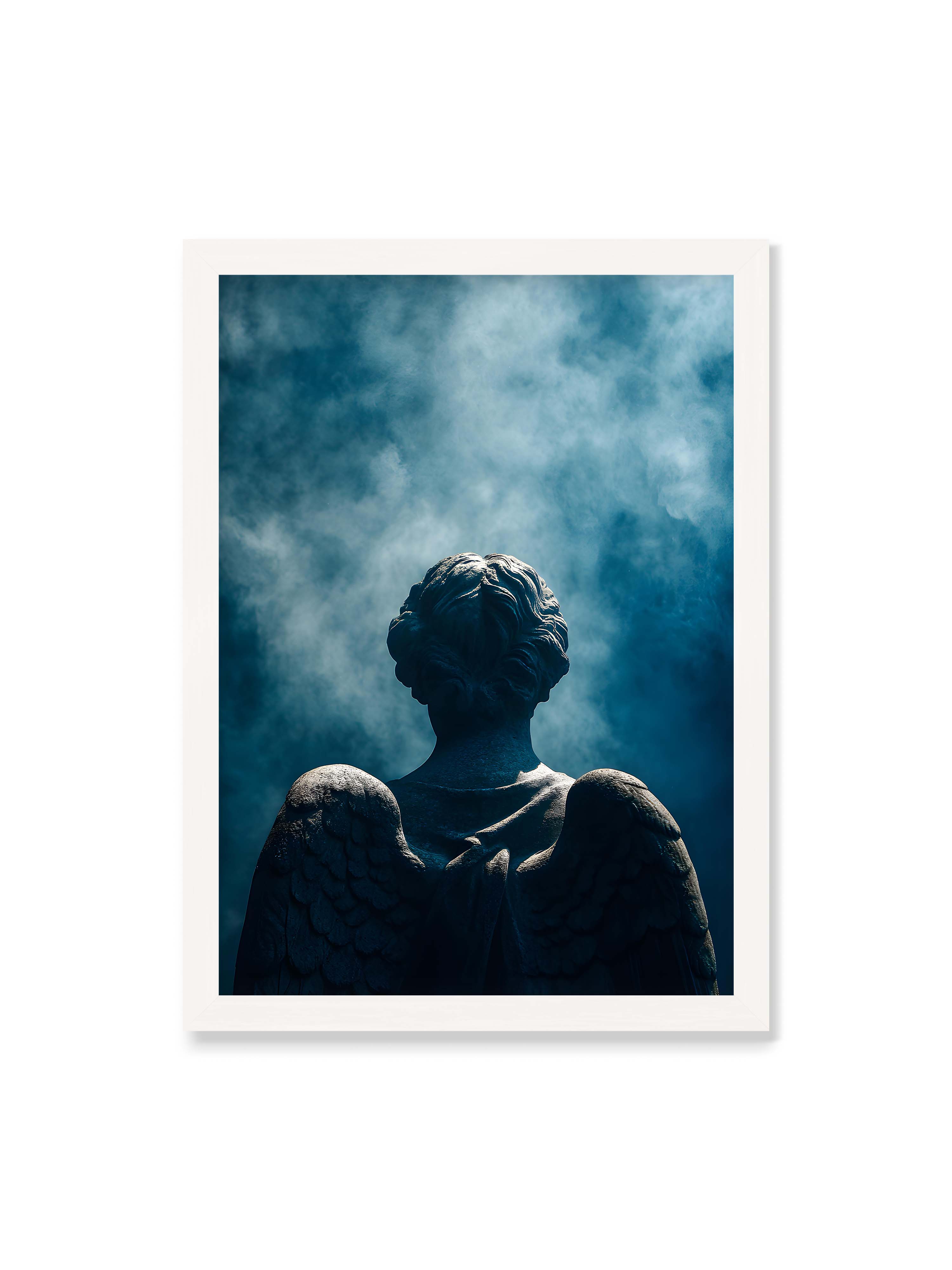 50x70 cm ohne Galerie-Rand mit weißem Rahmen – Steinerne Engelsfigur von hinten mit ausgebreiteten Flügeln vor blauem, nebligem Himmel.