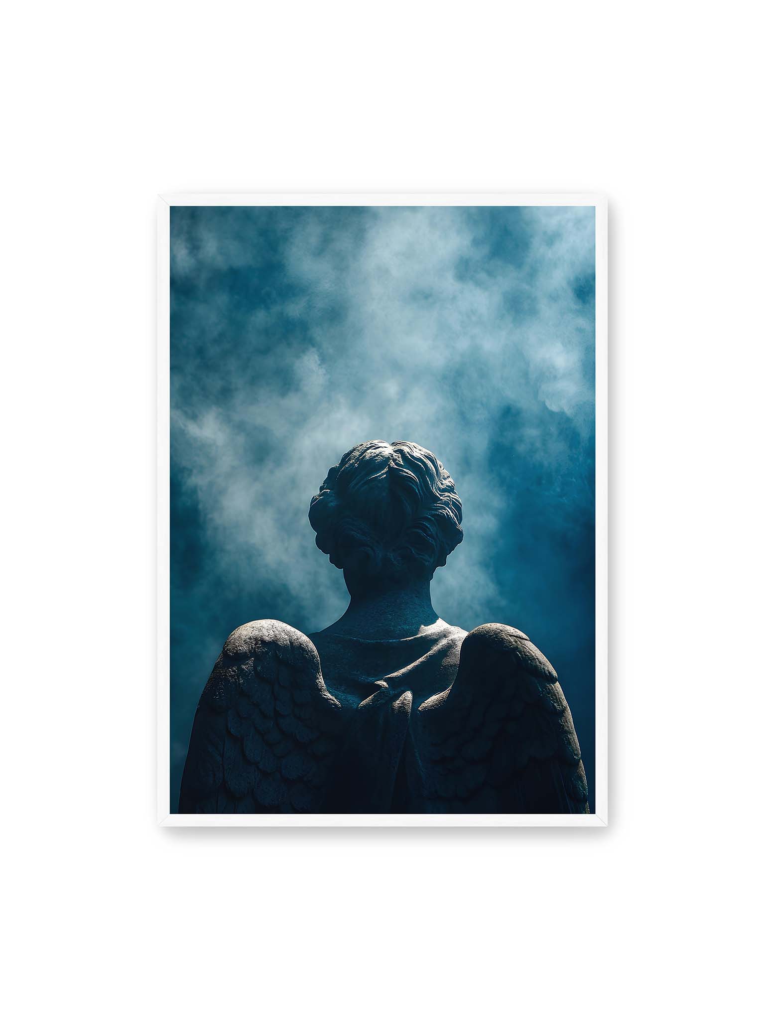 70x100 cm, weißer Rahmen – Rückansicht einer steinernen Engelsfigur mit ausgebreiteten Flügeln vor blauem Himmel und aufsteigendem Nebel.