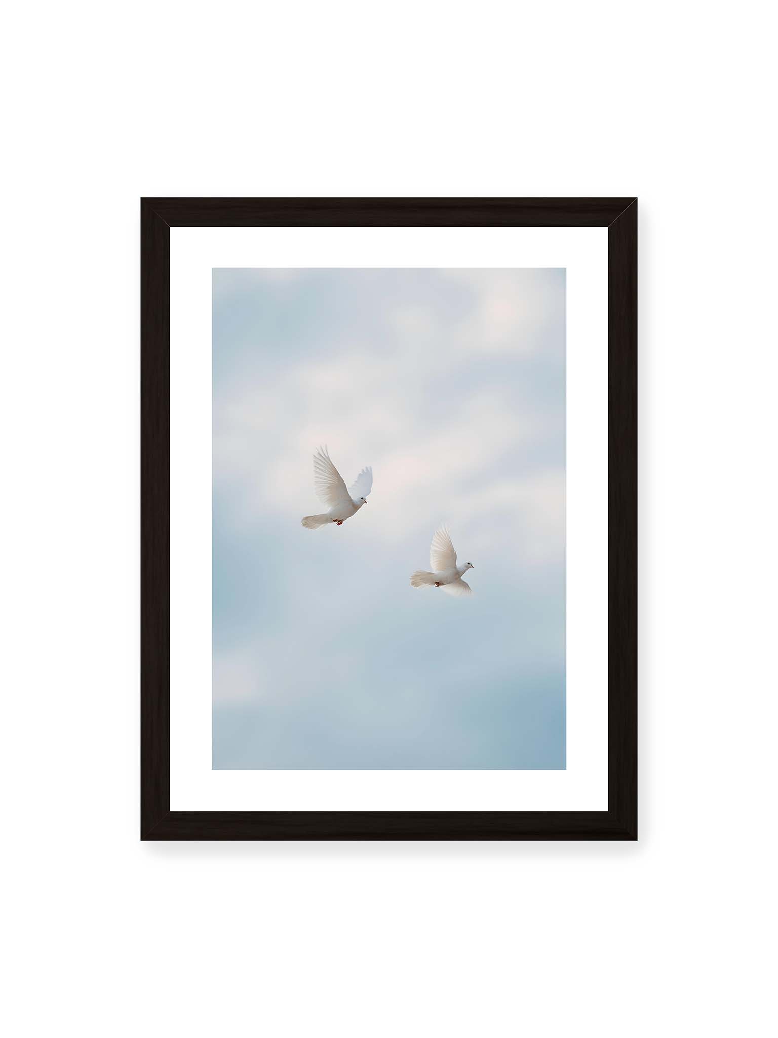 30x40 cm, weißer Galerie-Rand, schwarzer Rahmen – Zwei weiße Tauben fliegen synchron durch einen hellen, leicht bewölkten Himmel.