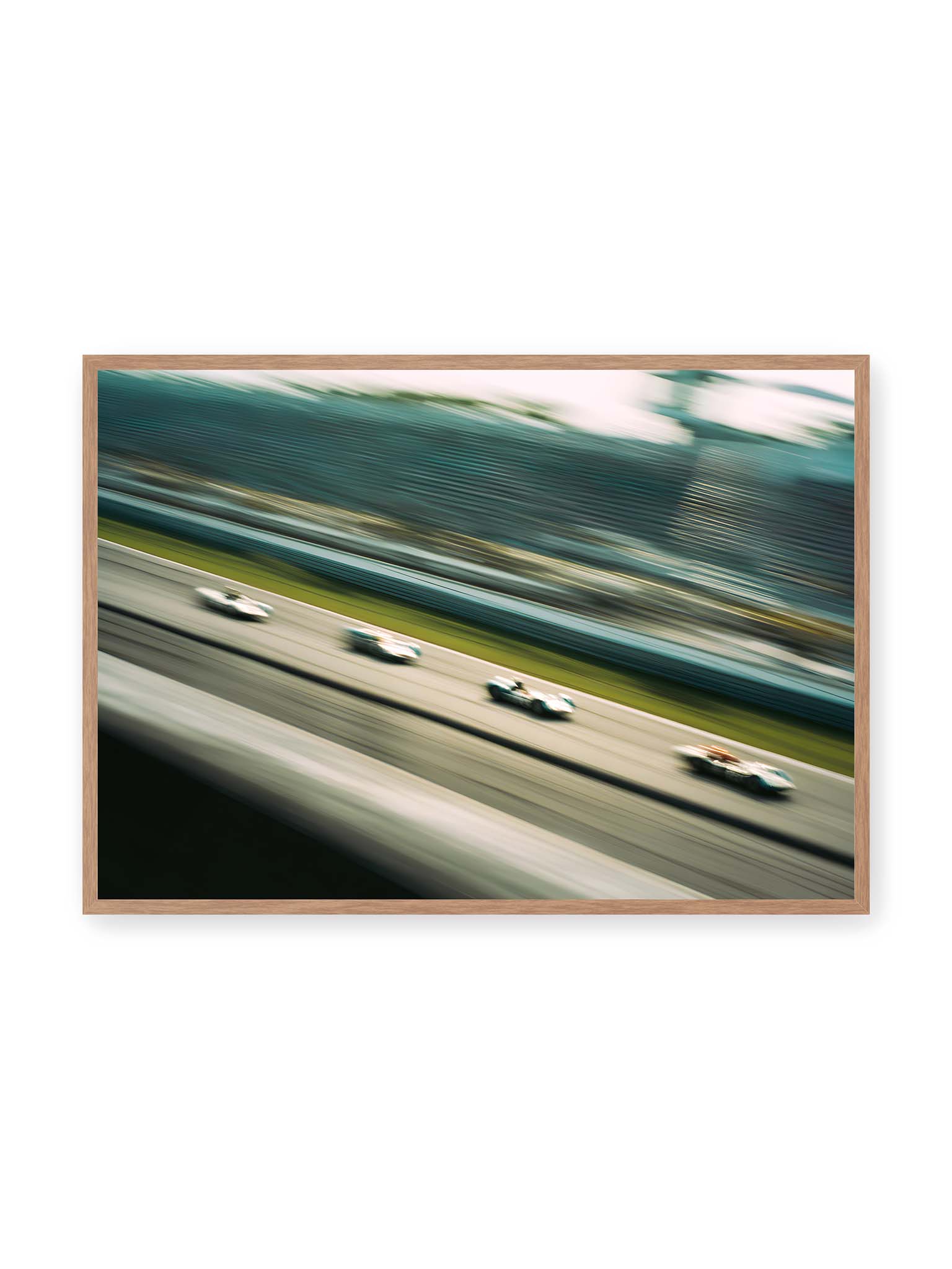 70x100 cm, Eichenrahmen – Mehrere Rennwagen in starker Bewegungsunschärfe auf einer Rennstrecke, diagonal ausgerichtet.