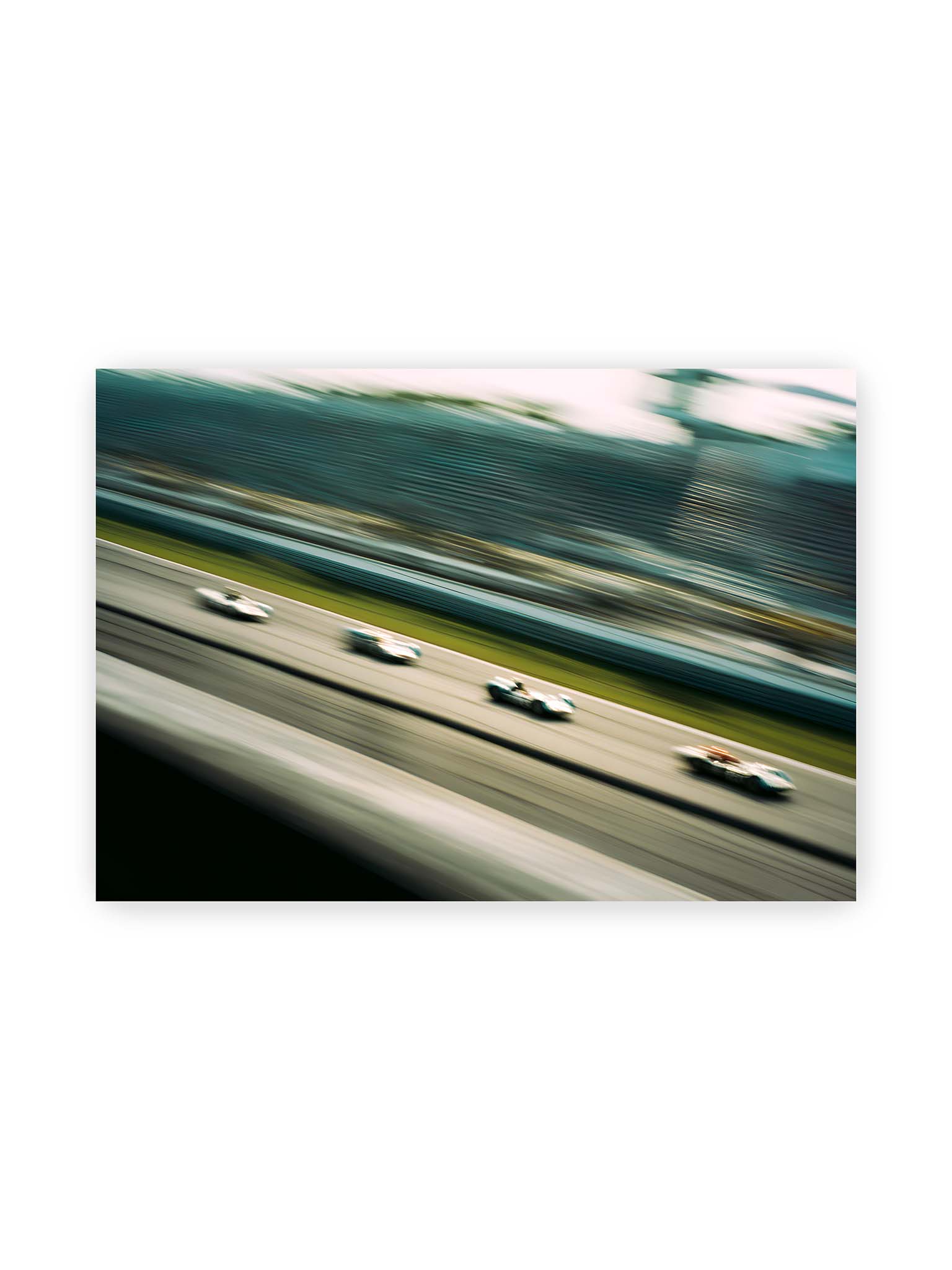 70x100 cm – Mehrere Rennwagen in starker Bewegungsunschärfe auf einer Rennstrecke, diagonal ausgerichtet.