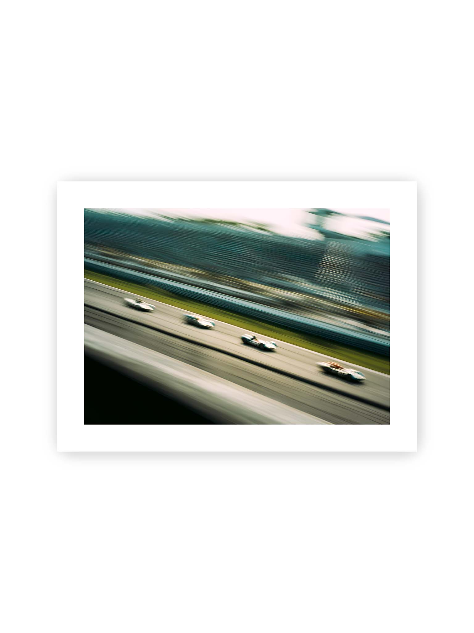 30x40 cm, weißer Galerie-Rand – Mehrere Rennwagen in starker Bewegungsunschärfe auf einer Rennstrecke, diagonal ausgerichtet.