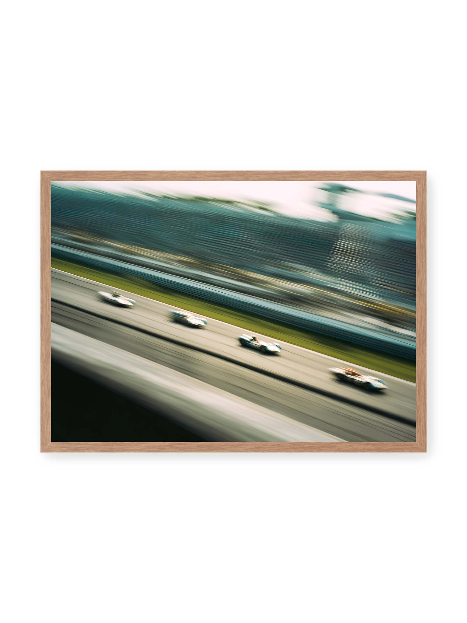 50x70 cm, Eichenrahmen – Mehrere Rennwagen in starker Bewegungsunschärfe auf einer Rennstrecke, diagonal ausgerichtet.