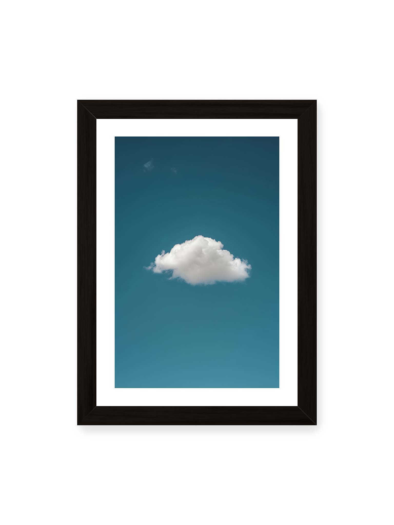 21x30 cm, weißer Galerie-Rand, schwarzer Rahmen – Einzelne weiße Wolke in weiter blauer Himmelsfläche.
