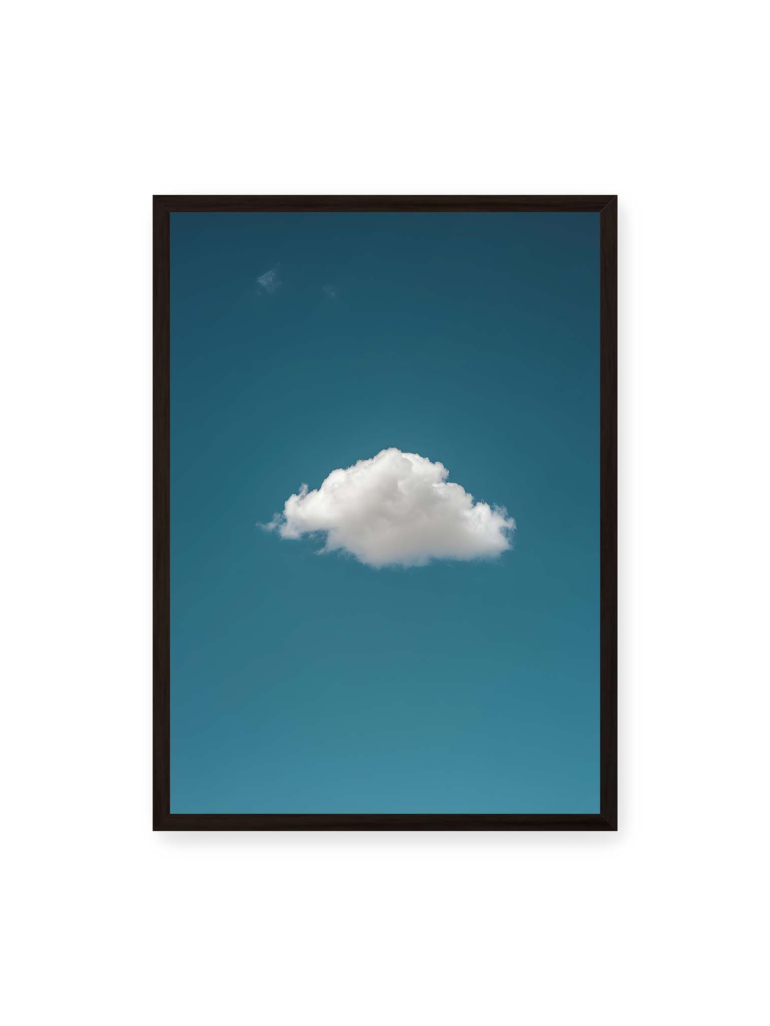50x70 cm, schwarzer Rahmen – Einzelne weiße Wolke in weiter blauer Himmelsfläche.
