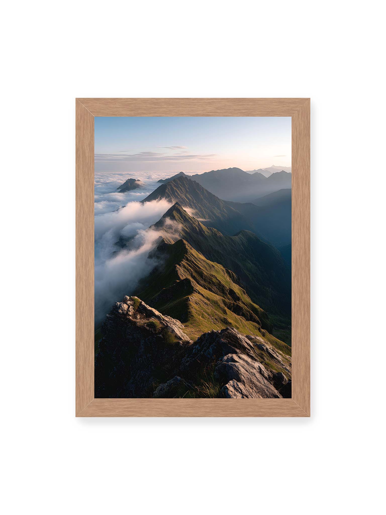 21x30 cm, Eichenrahmen – Gebirgskette mit Nebel und Lichtspielen, Wolken umhüllen die Gipfel.
