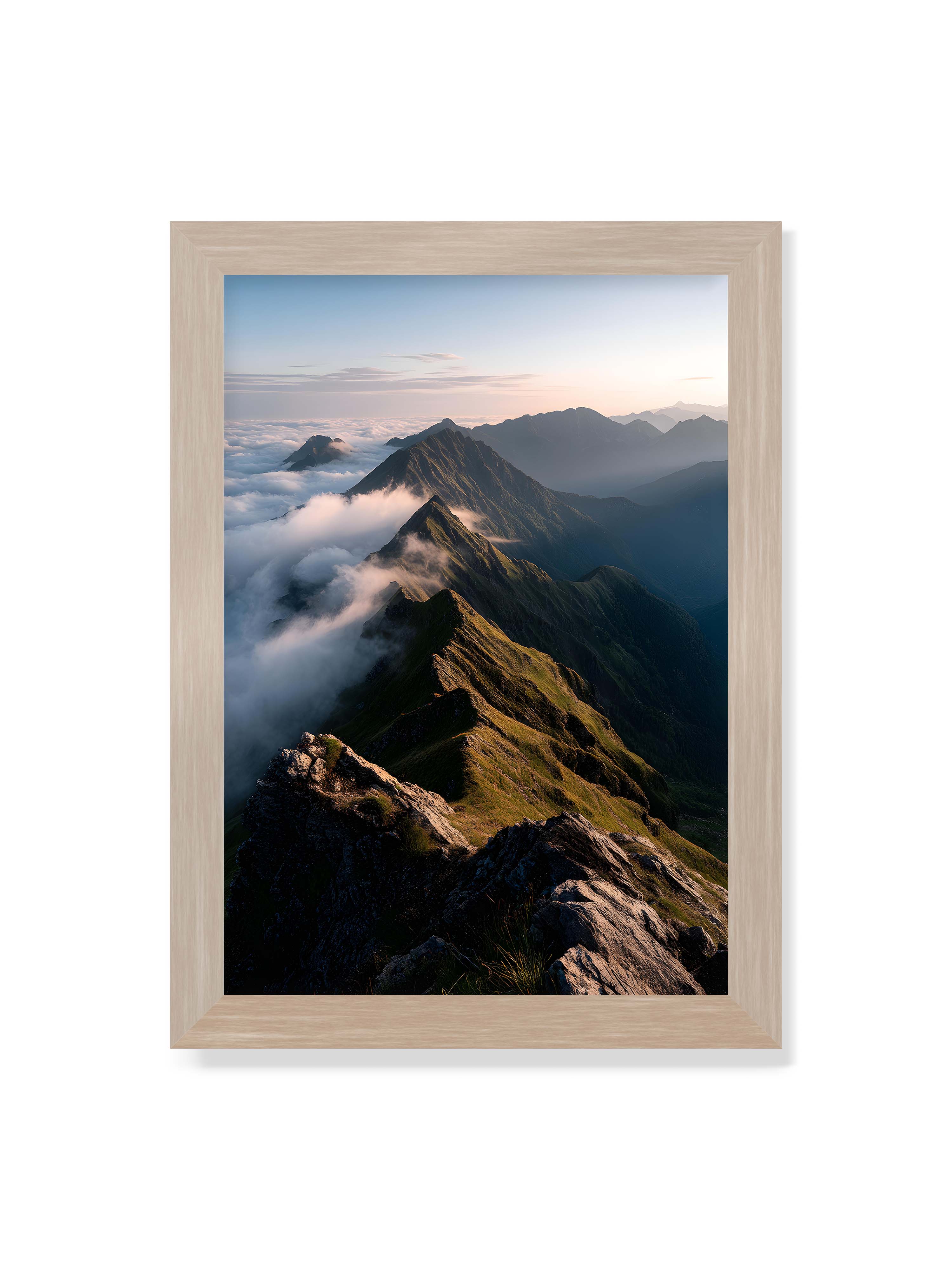 21x30 cm ohne Galerie-Rand im Eichenrahmen – Gebirgskette mit Nebel und Lichtspielen, Wolken umhüllen die Gipfel.