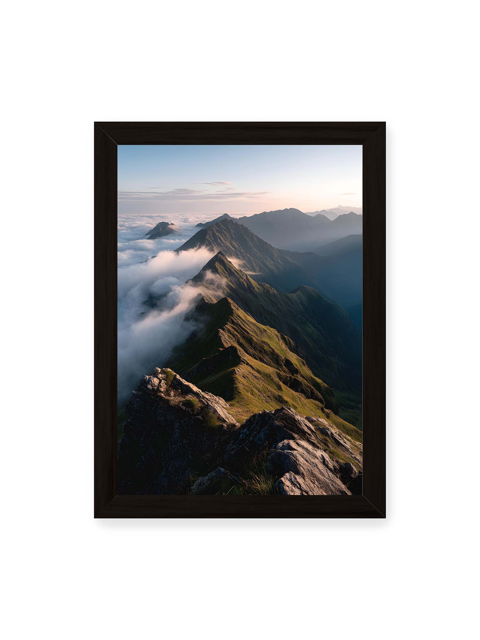 21x30 cm, schwarzer Rahmen – Gebirgskette mit Nebel und Lichtspielen, Wolken umhüllen die Gipfel.