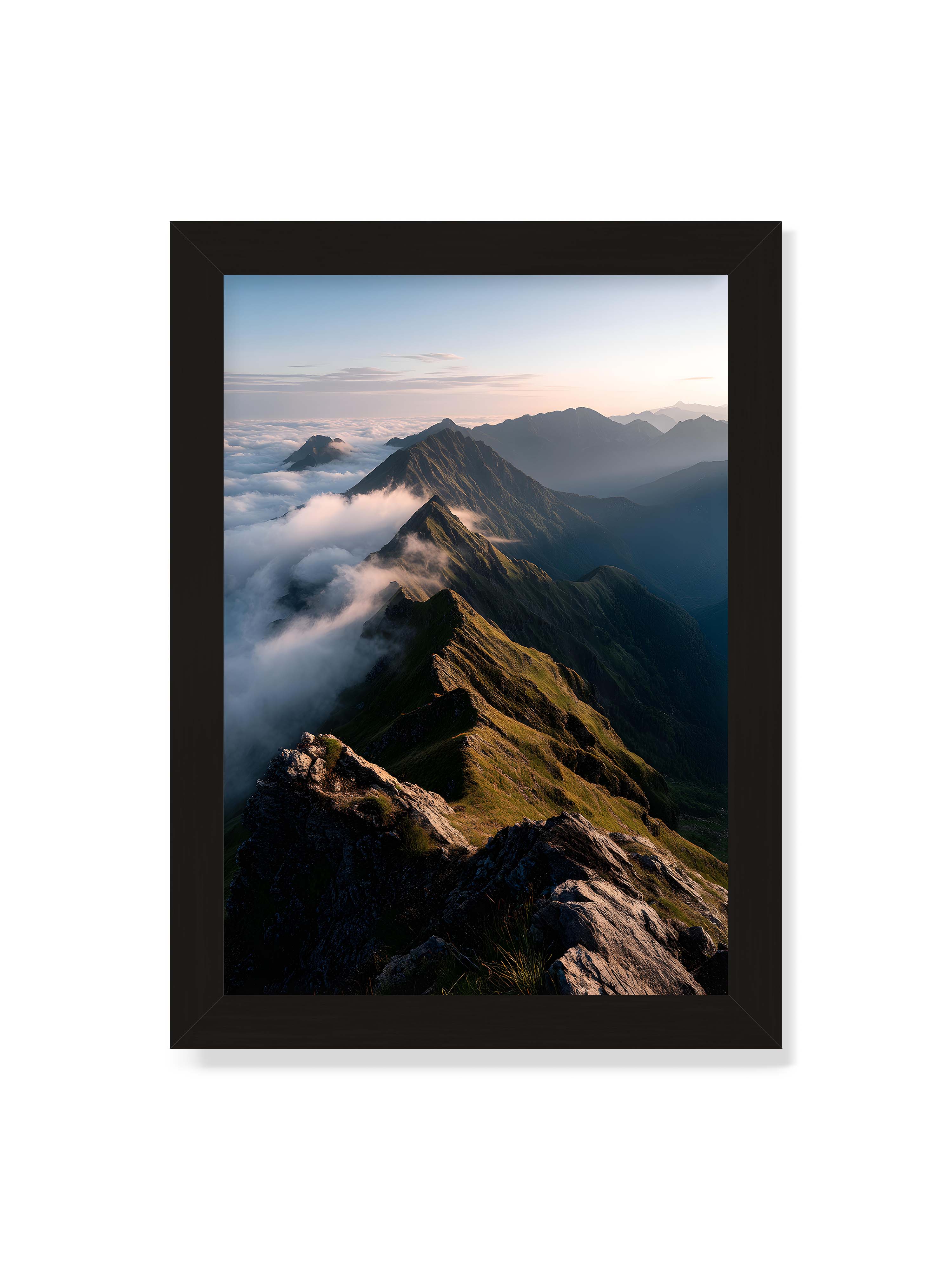 21x30 cm ohne Galerie-Rand mit schwarzem Rahmen – Gebirgskette mit Nebel und Lichtspielen, Wolken umhüllen die Gipfel.