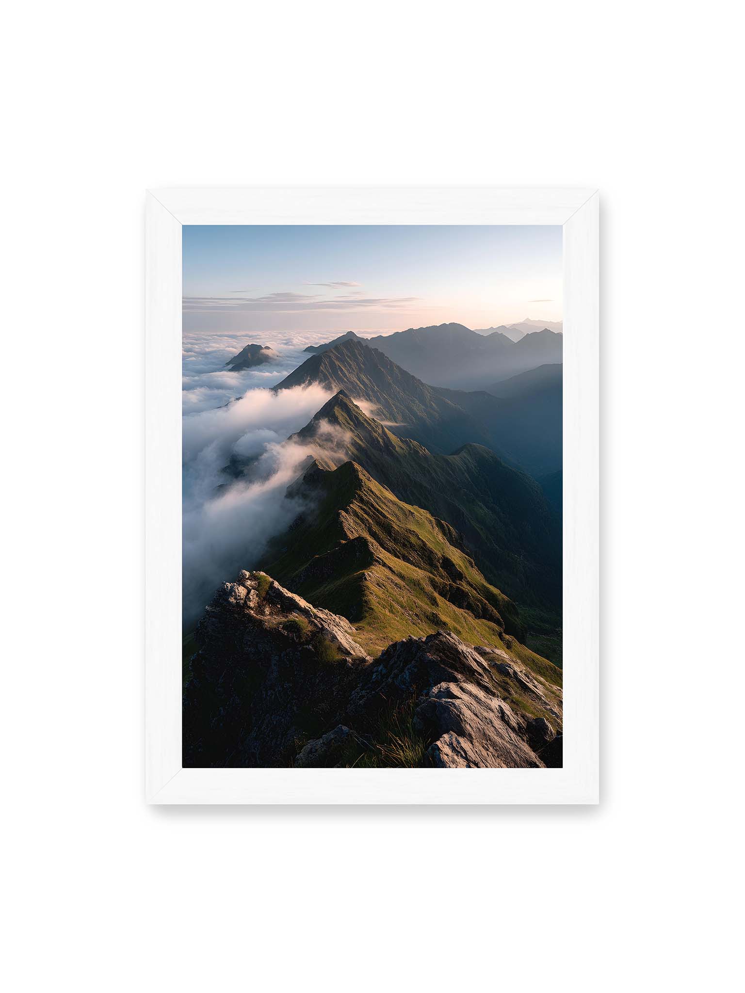 21x30 cm, weißer Rahmen – Gebirgskette mit Nebel und Lichtspielen, Wolken umhüllen die Gipfel.