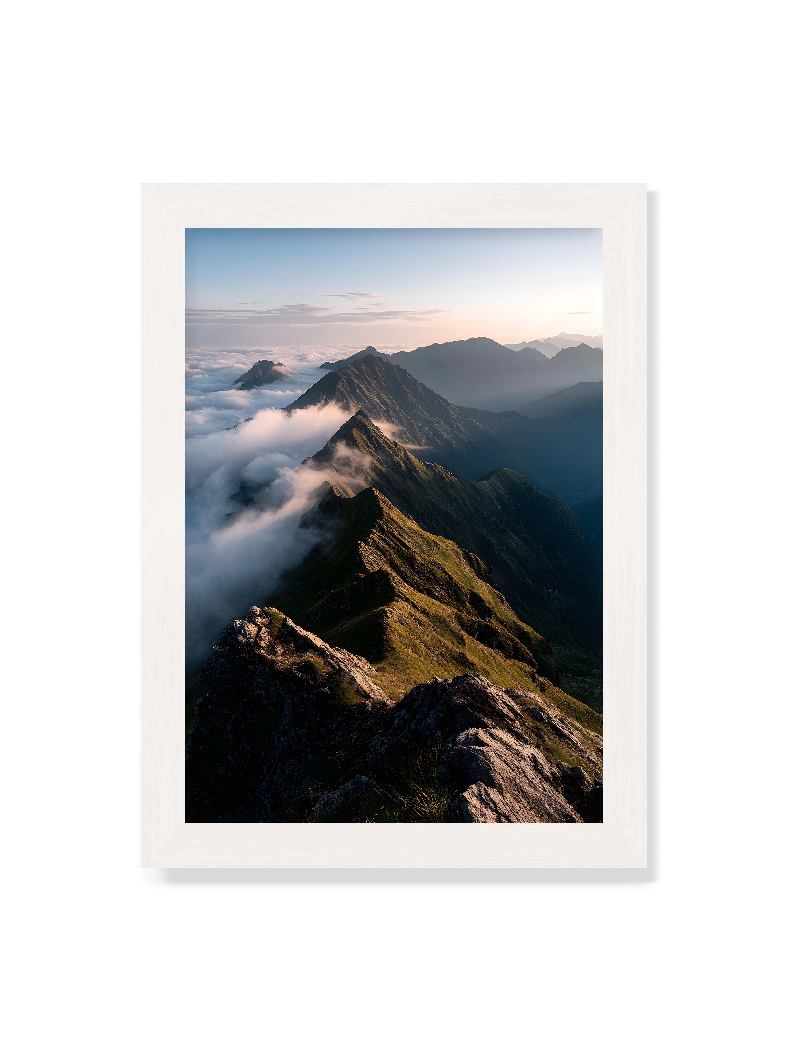 21x30 cm ohne Galerie-Rand mit weißem Rahmen – Gebirgskette mit Nebel und Lichtspielen, Wolken umhüllen die Gipfel.