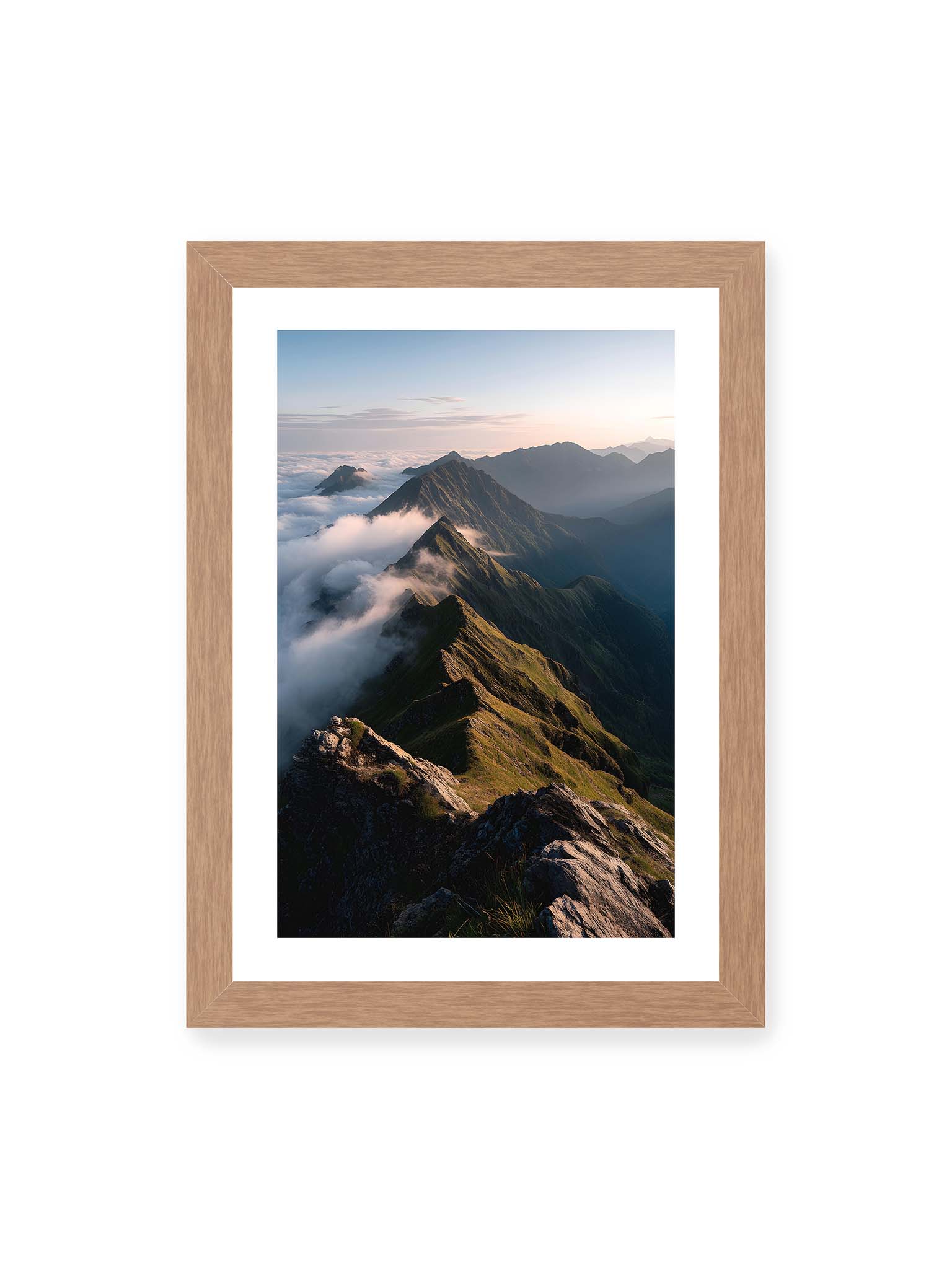 21x30 cm, weißer Galerie-Rand, Eichenrahmen – Gebirgskette mit Nebel und Lichtspielen, Wolken umhüllen die Gipfel.