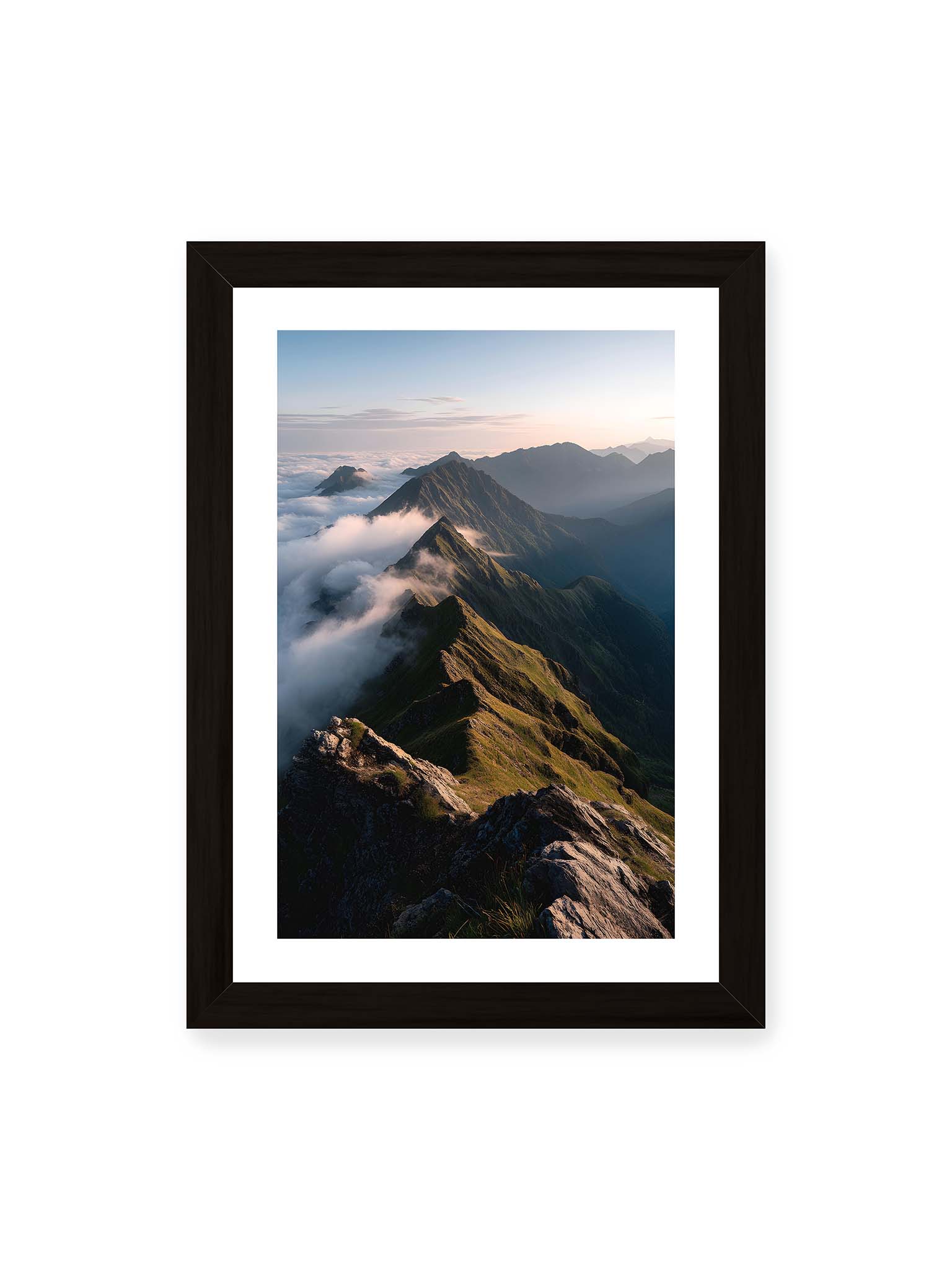 21x30 cm, weißer Galerie-Rand, schwarzer Rahmen – Gebirgskette mit Nebel und Lichtspielen, Wolken umhüllen die Gipfel.