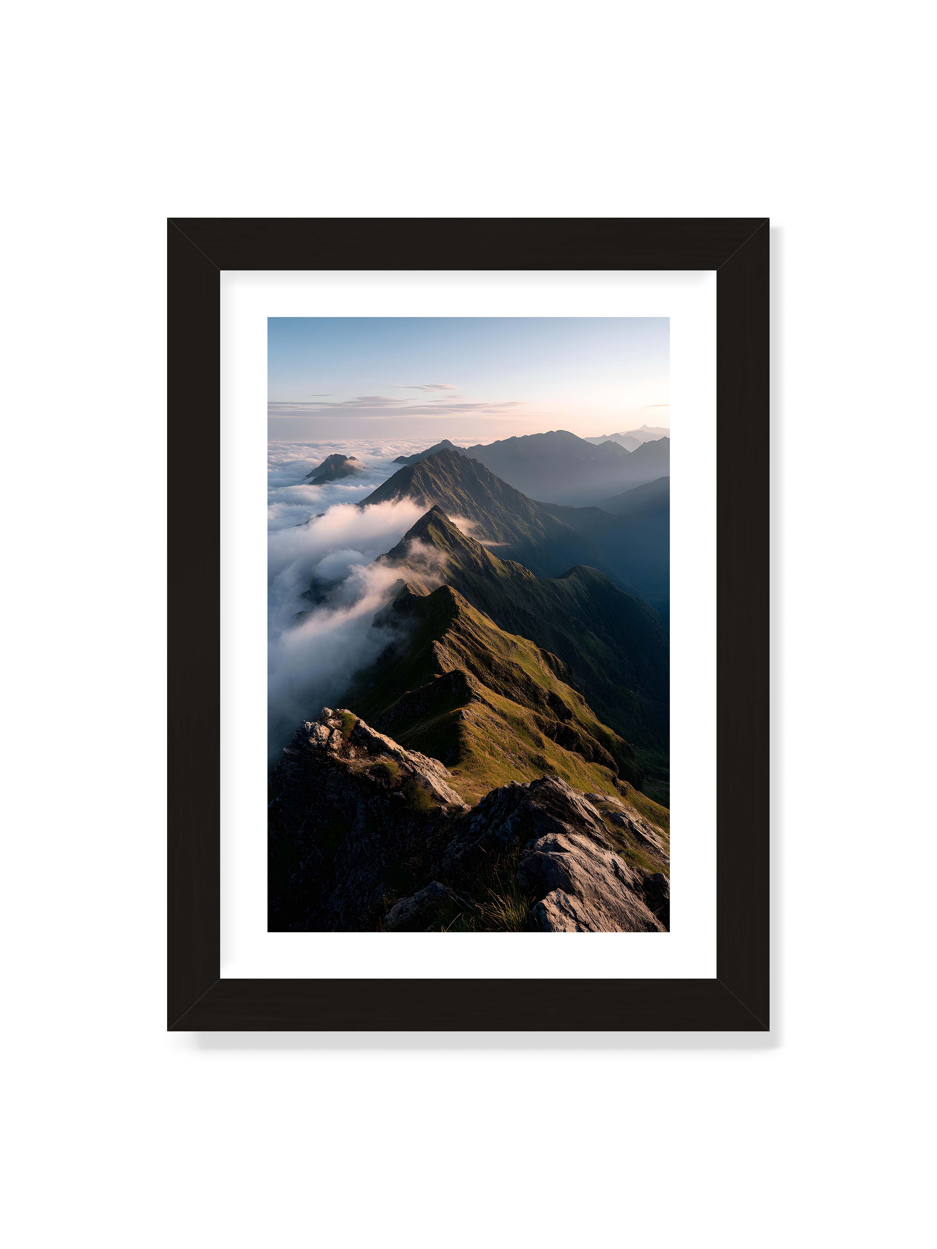 21x30 cm mit weißem Galerie-Rand mit schwarzem Rahmen – Gebirgskette mit Nebel und Lichtspielen, Wolken umhüllen die Gipfel.