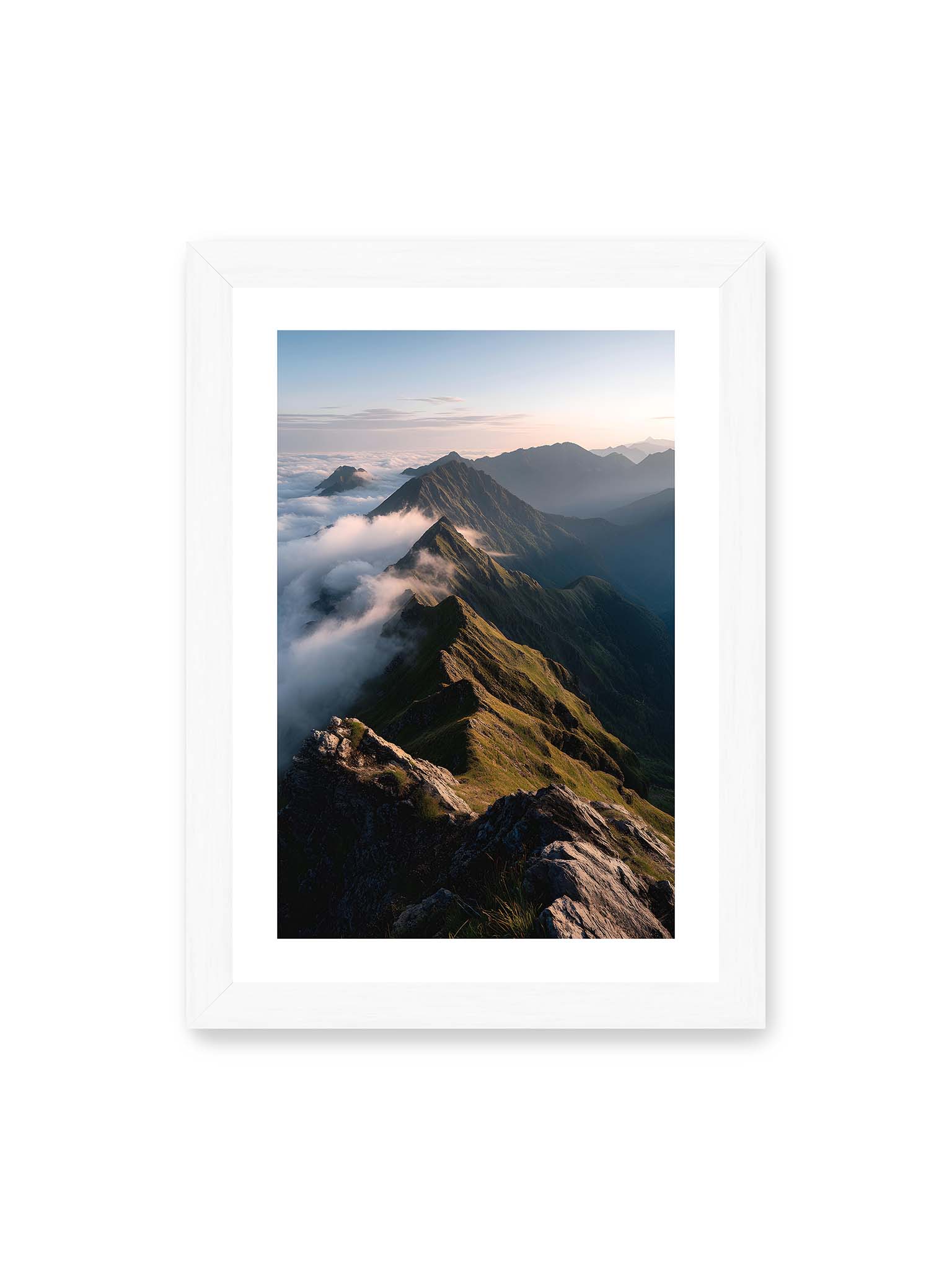 21x30 cm, weißer Galerie-Rand, weißer Rahmen – Gebirgskette mit Nebel und Lichtspielen, Wolken umhüllen die Gipfel.