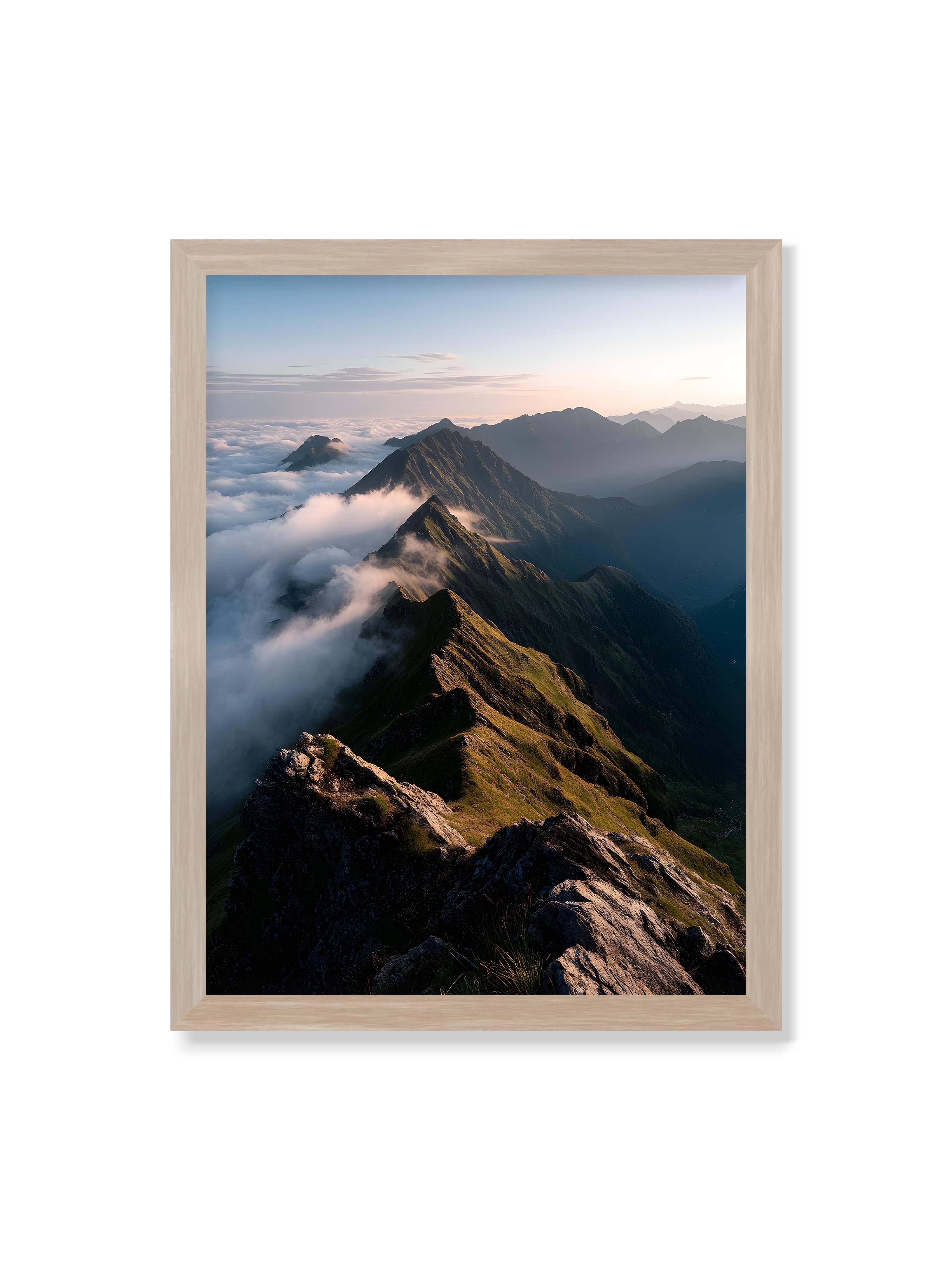 30x40 cm ohne Galerie-Rand im Eichenrahmen – Gebirgskette mit Nebel und Lichtspielen, Wolken umhüllen die Gipfel.