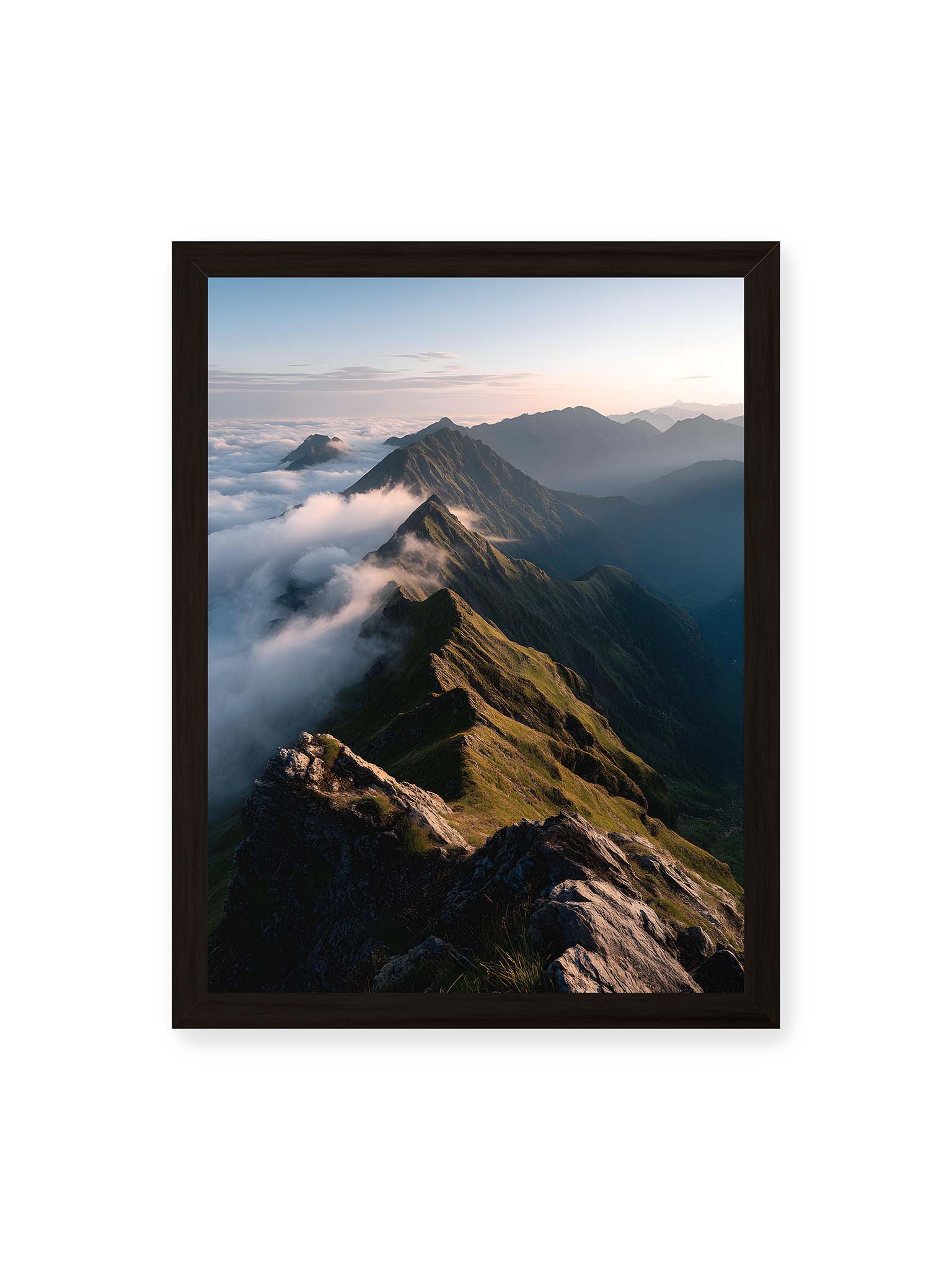 30x40 cm, schwarzer Rahmen – Gebirgskette mit Nebel und Lichtspielen, Wolken umhüllen die Gipfel.