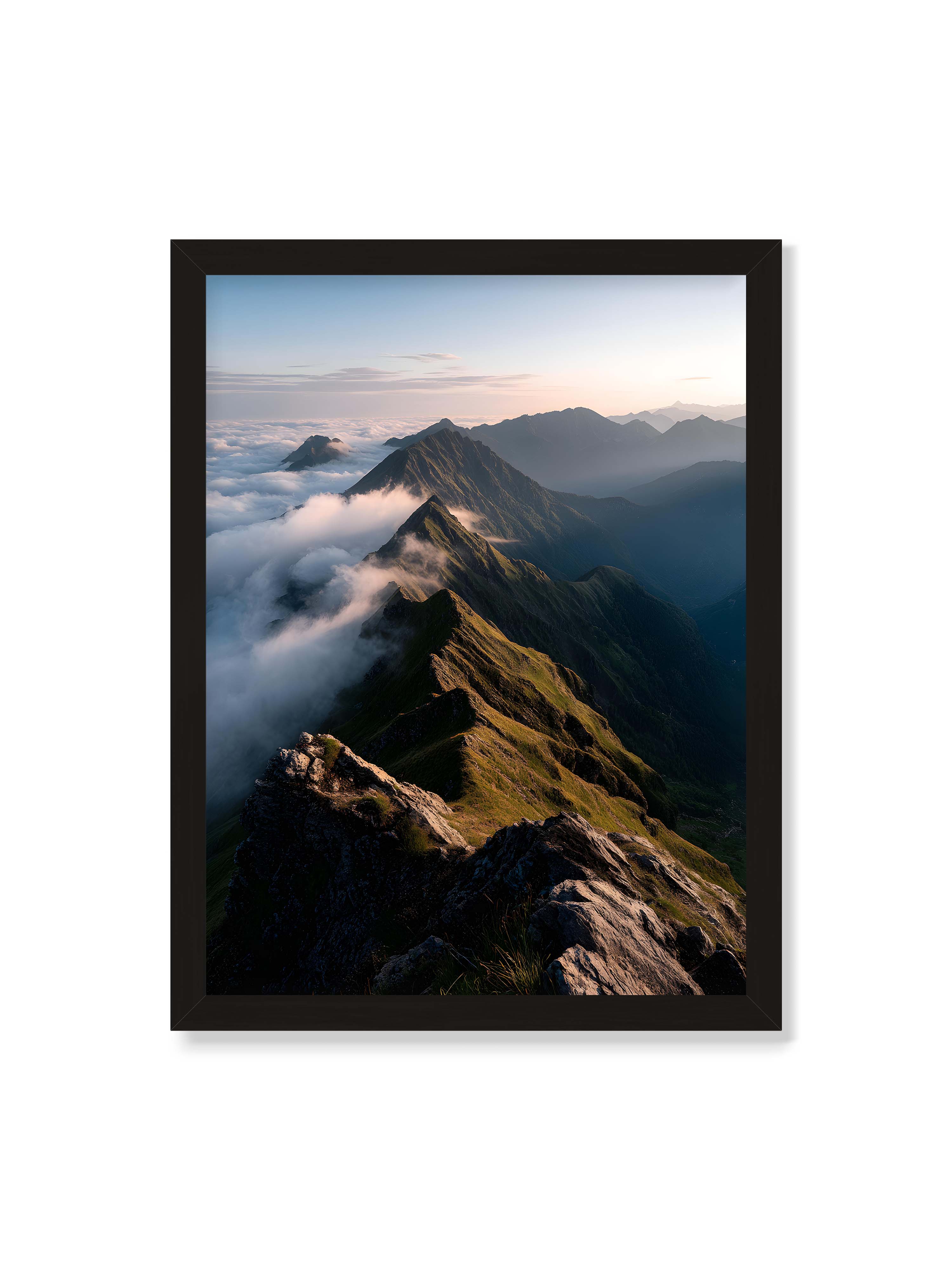 30x40 cm ohne Galerie-Rand mit schwarzem Rahmen – Gebirgskette mit Nebel und Lichtspielen, Wolken umhüllen die Gipfel.