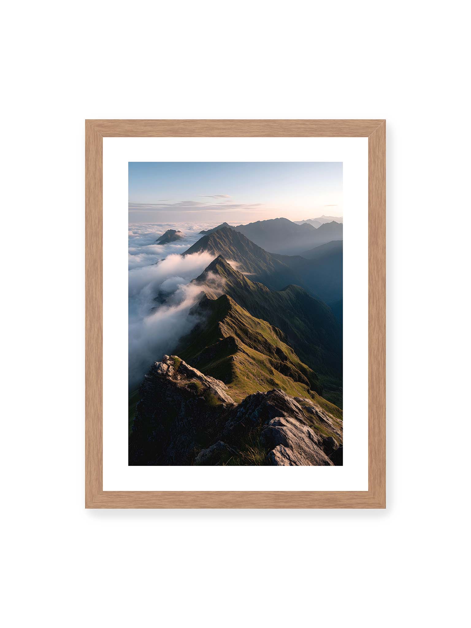 30x40 cm, weißer Galerie-Rand, Eichenrahmen – Gebirgskette mit Nebel und Lichtspielen, Wolken umhüllen die Gipfel.