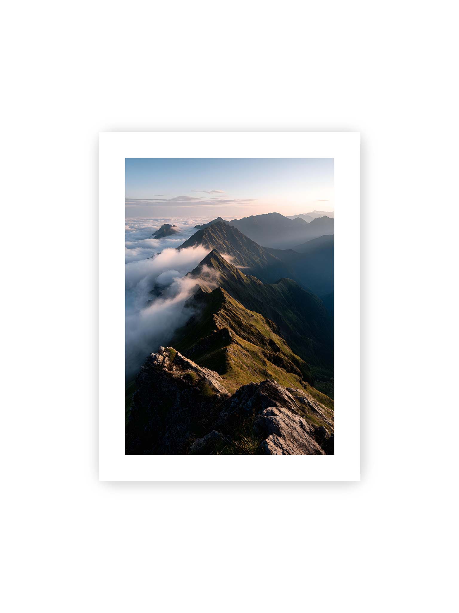 30x40 cm, weißer Galerie-Rand – Gebirgskette mit Nebel und Lichtspielen, Wolken umhüllen die Gipfel.